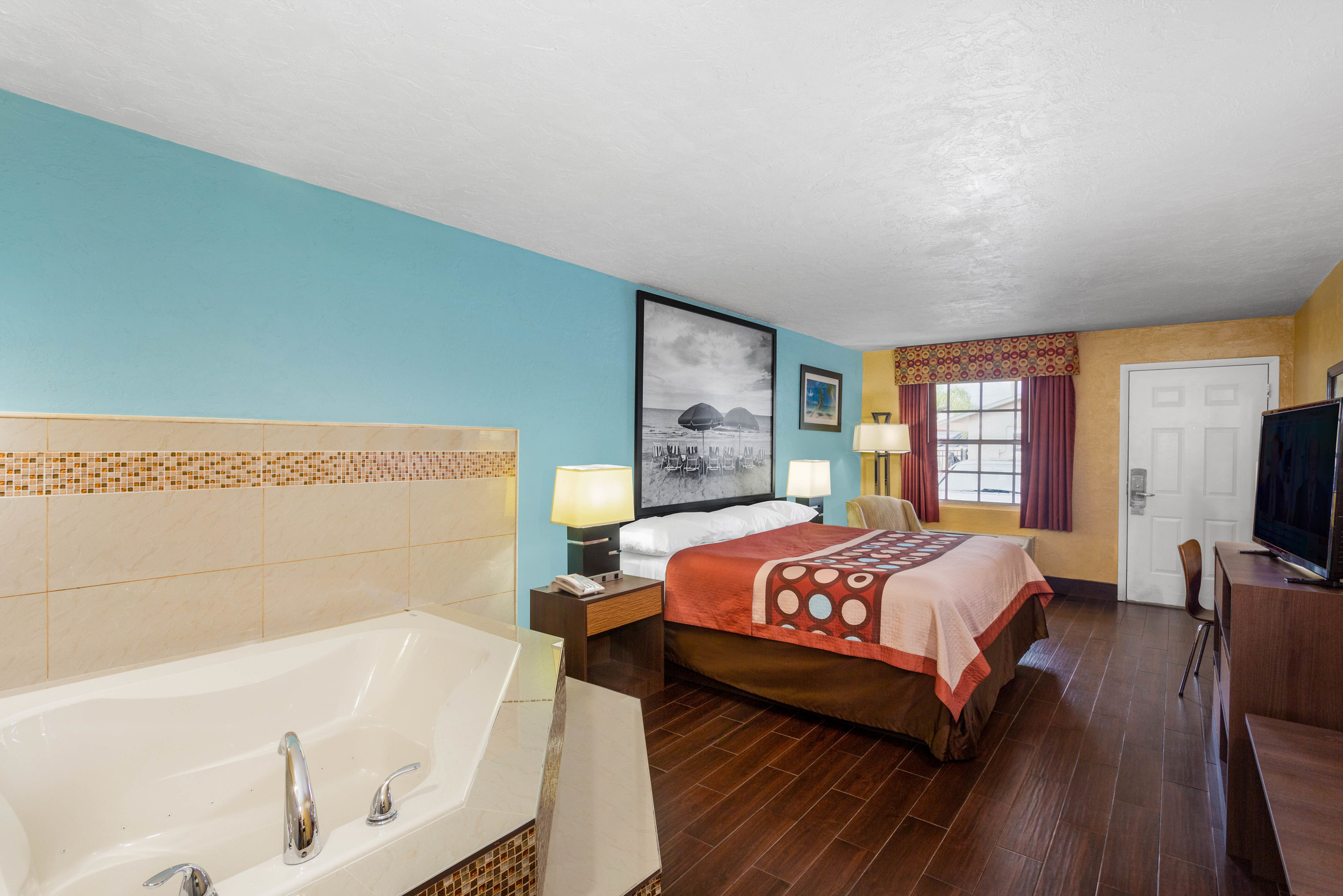 Super 8 by Wyndham Bradenton Sarasota Area suite in Bradenton, Florida