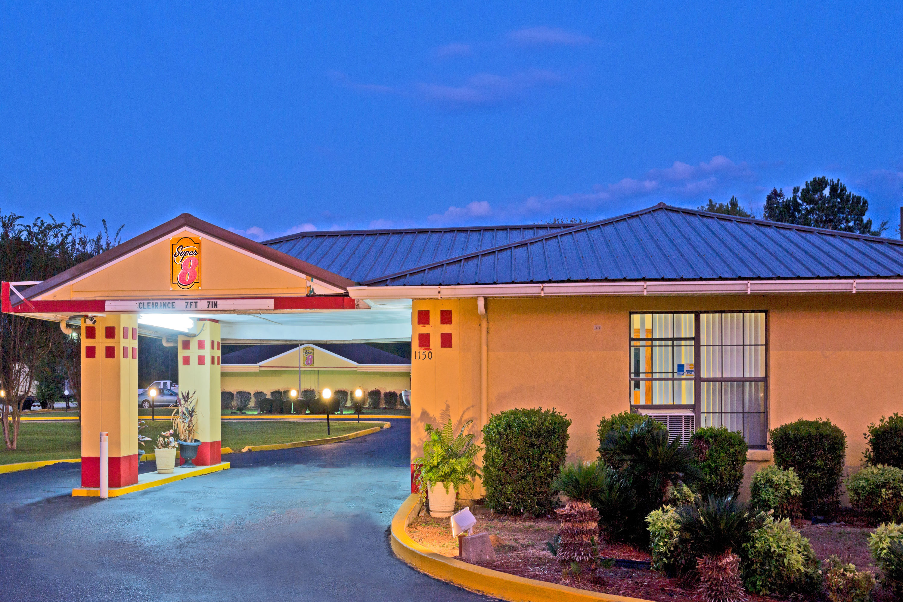 Exterior of Super 8 by Wyndham Chipley hotel in Chipley, Florida
