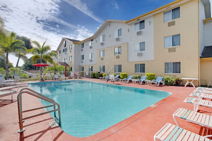 Super 8 by Wyndham Clearwater/St. Petersburg Airport | Clearwater Hotels, FL  33762