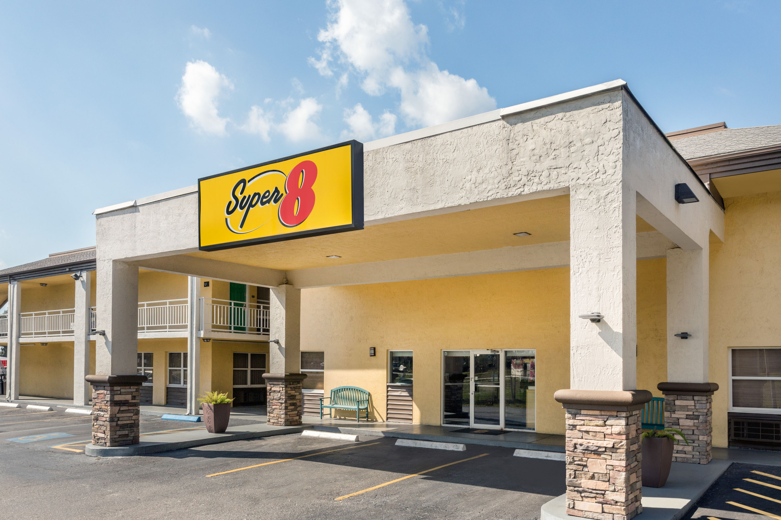Super 8 by Wyndham Ellenton Bradenton Area | Ellenton, FL Hotels