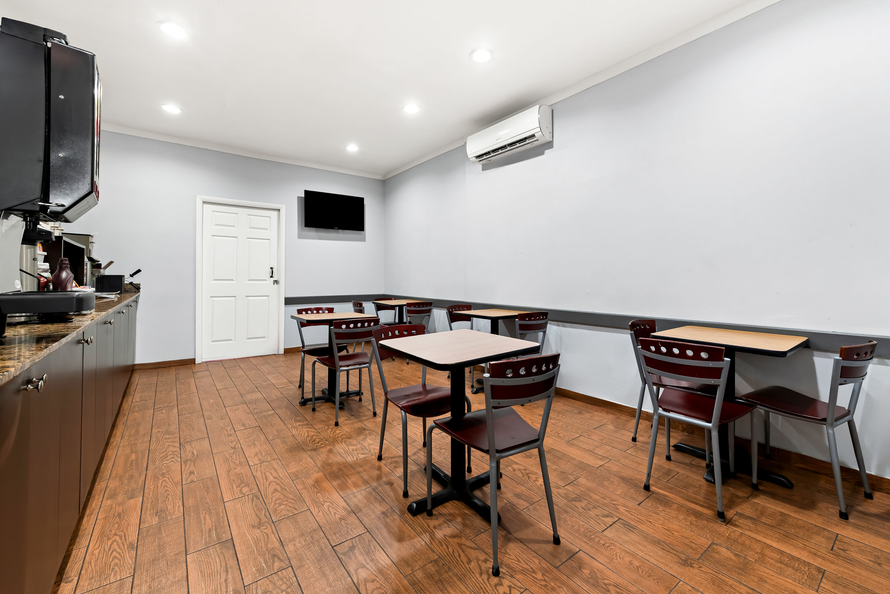 Super 8 by Wyndham Florida City/Gateway to Keys/Everglades restaurant breakfast area with seating in Florida City, Florida