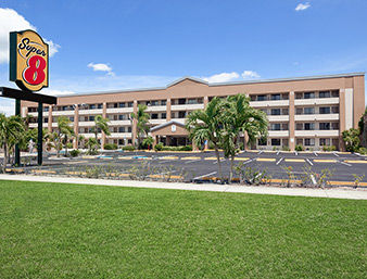 Super 8 By Wyndham Fort Myers Fort Myers Fl Hotels