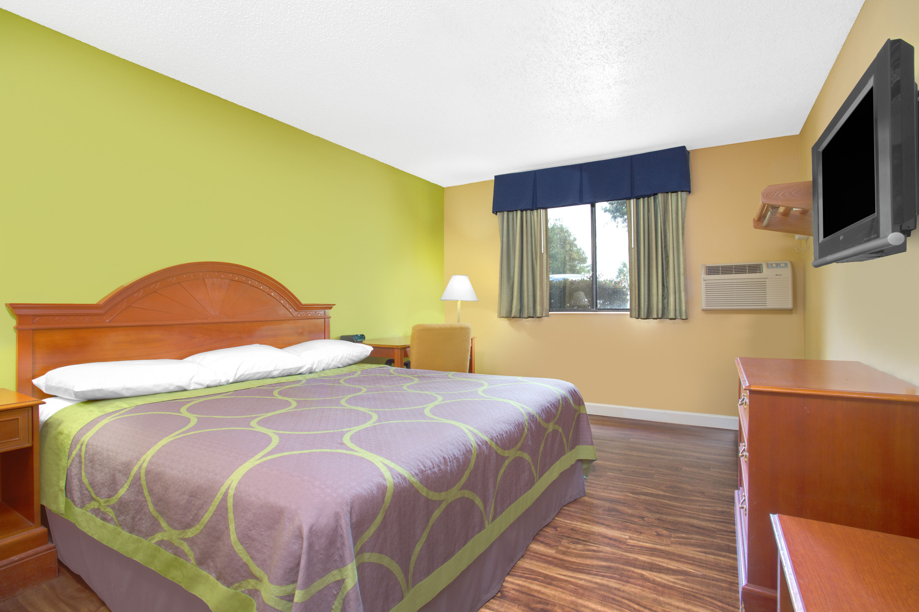 Guest room at the Super 8 by Wyndham Gainesville I-75 Hospital/University Area in Gainesville, Florida