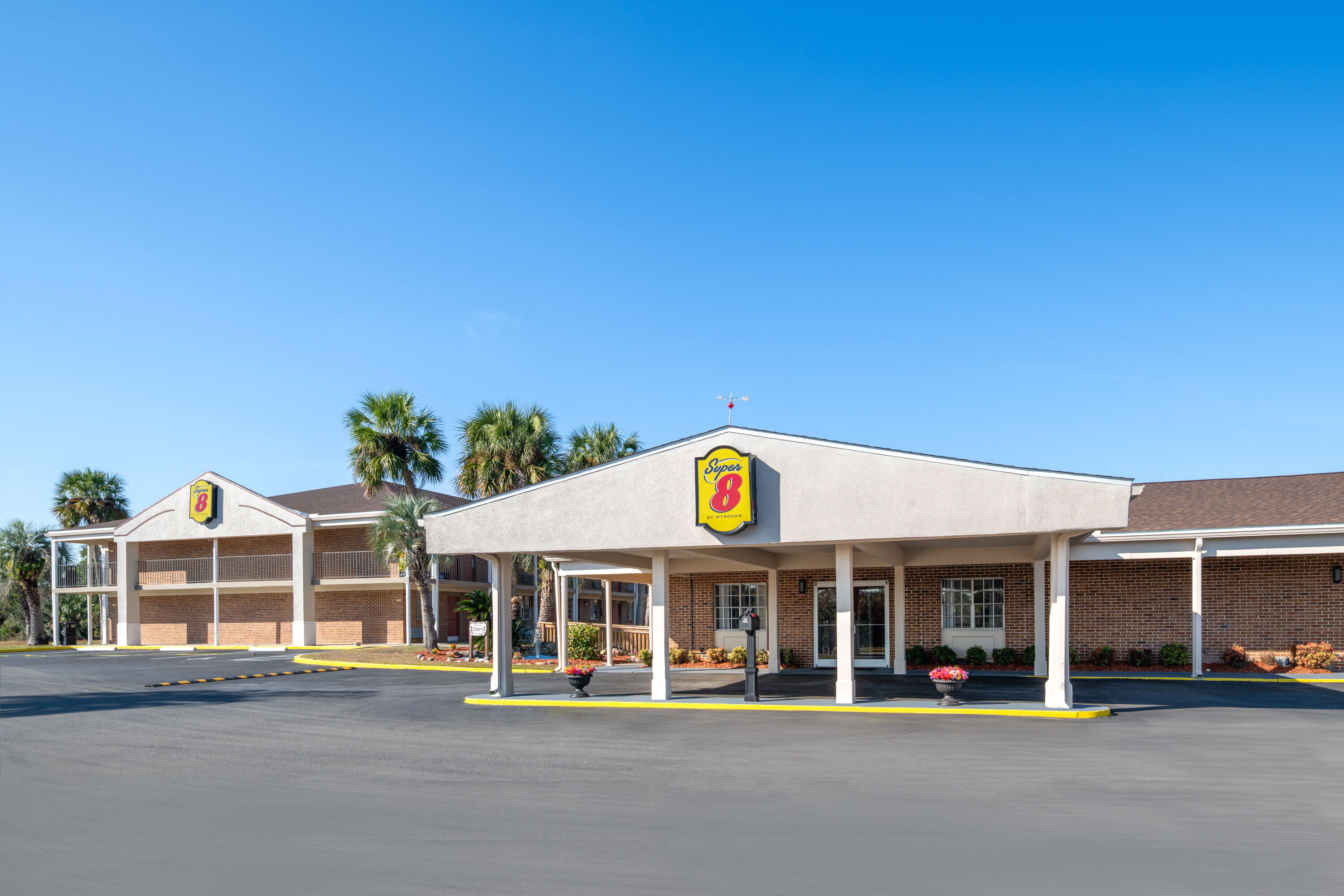 Exterior Day Image of Super 8 by Wyndham Lake City hotel in Lake City, Florida