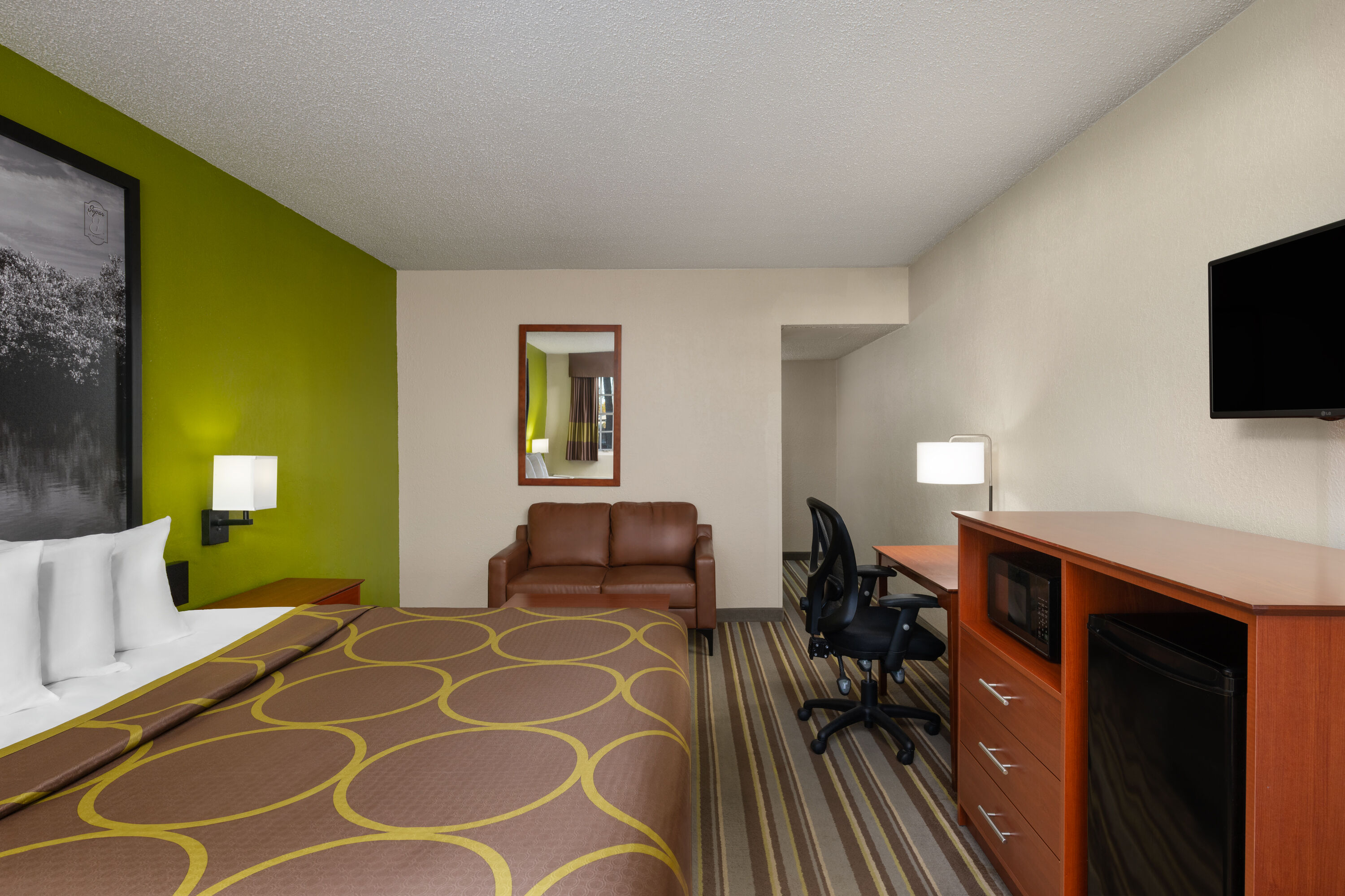 Guest room at the Super 8 by Wyndham Lake City in Lake City, Florida