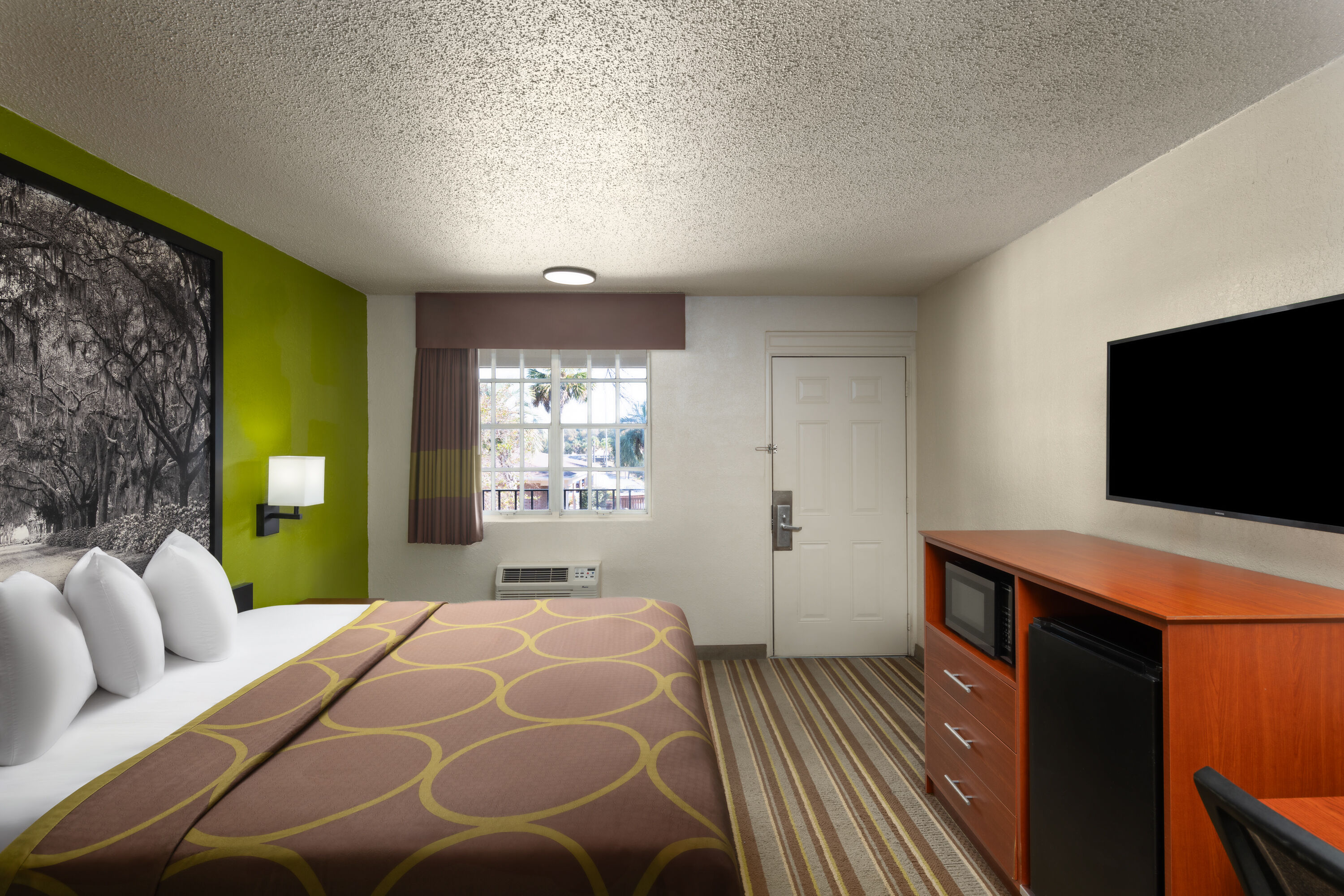 Guest room at the Super 8 by Wyndham Lake City in Lake City, Florida