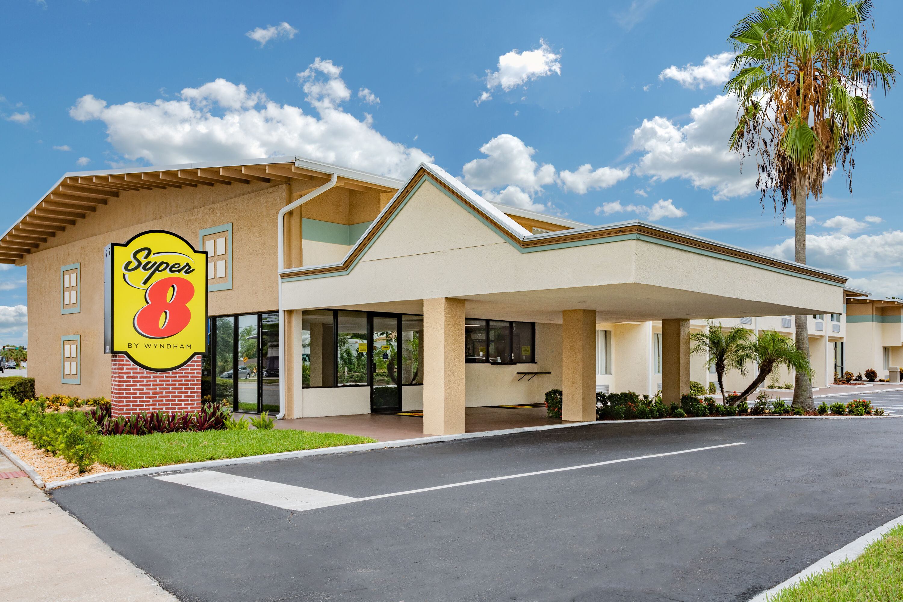 Exterior Day Image of Super 8 by Wyndham Melbourne hotel in Melbourne, Florida