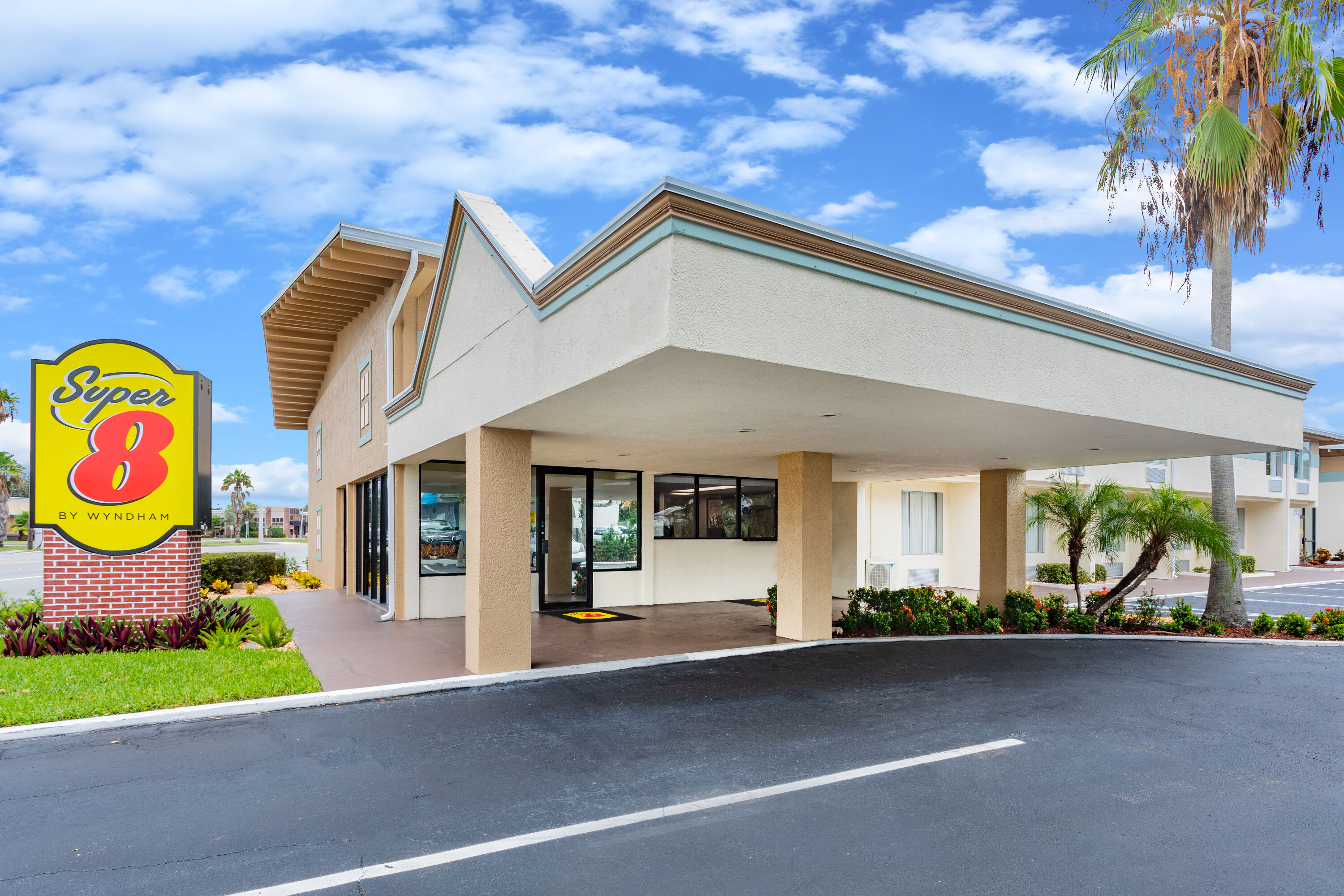 Exterior Day Image of Super 8 by Wyndham Melbourne hotel in Melbourne, Florida
