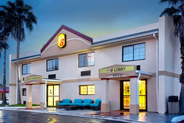 Super 8 By Wyndham Orlando International Drive Orlando Fl Hotels