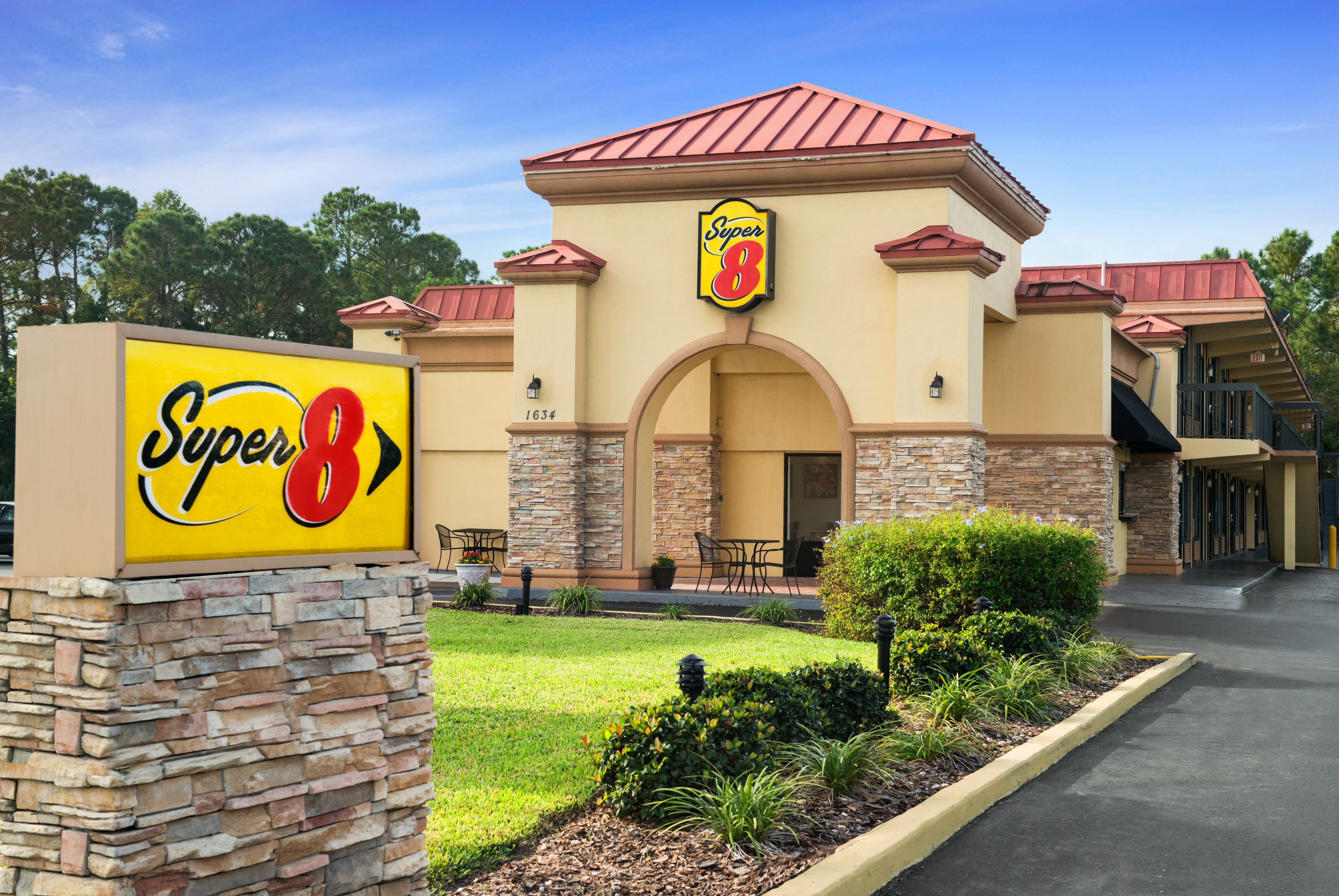 Exterior Day Image of Super 8 by Wyndham Ormond Beach hotel in Ormond Beach, Florida
