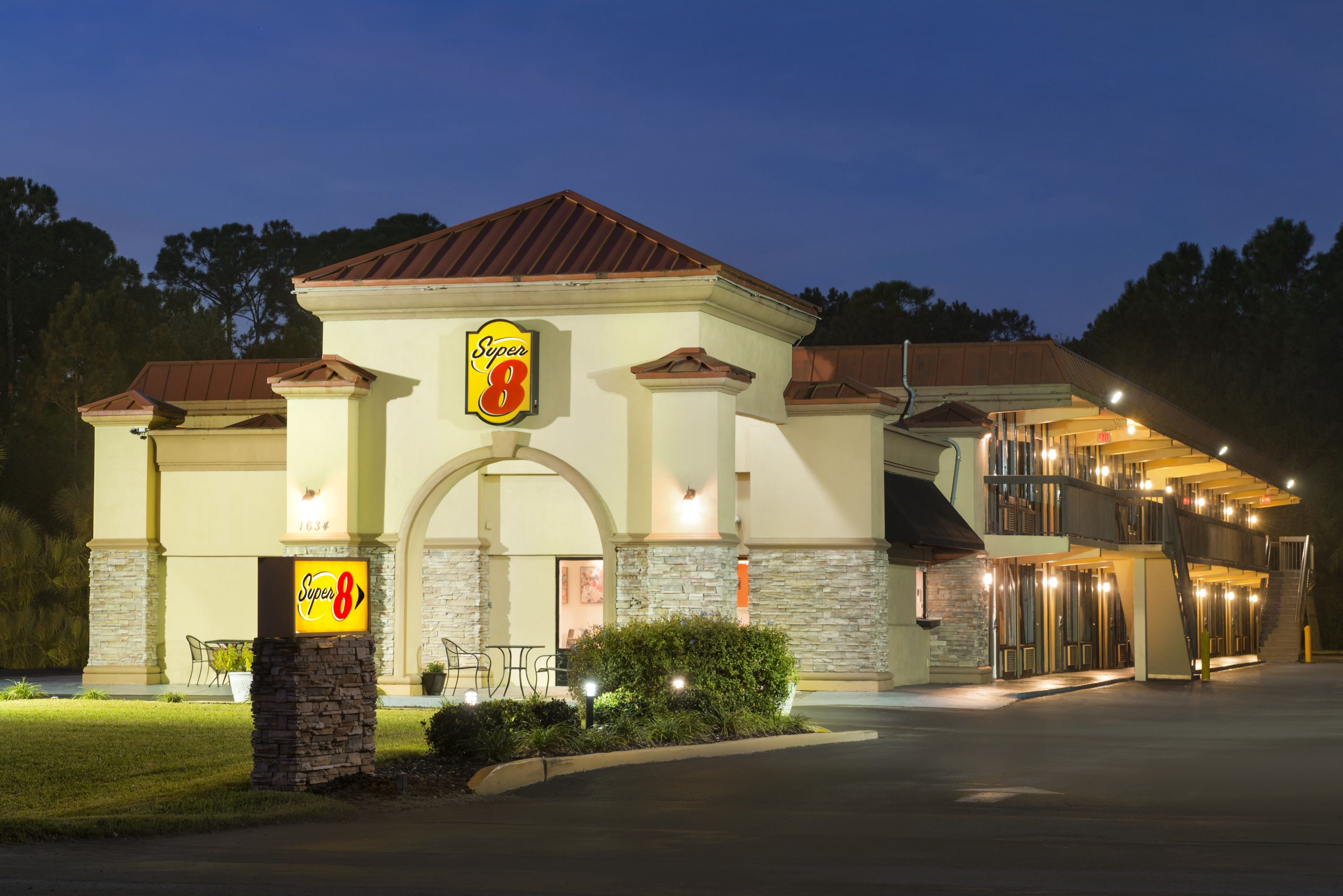 Exterior of Super 8 by Wyndham Ormond Beach hotel in Ormond Beach, Florida
