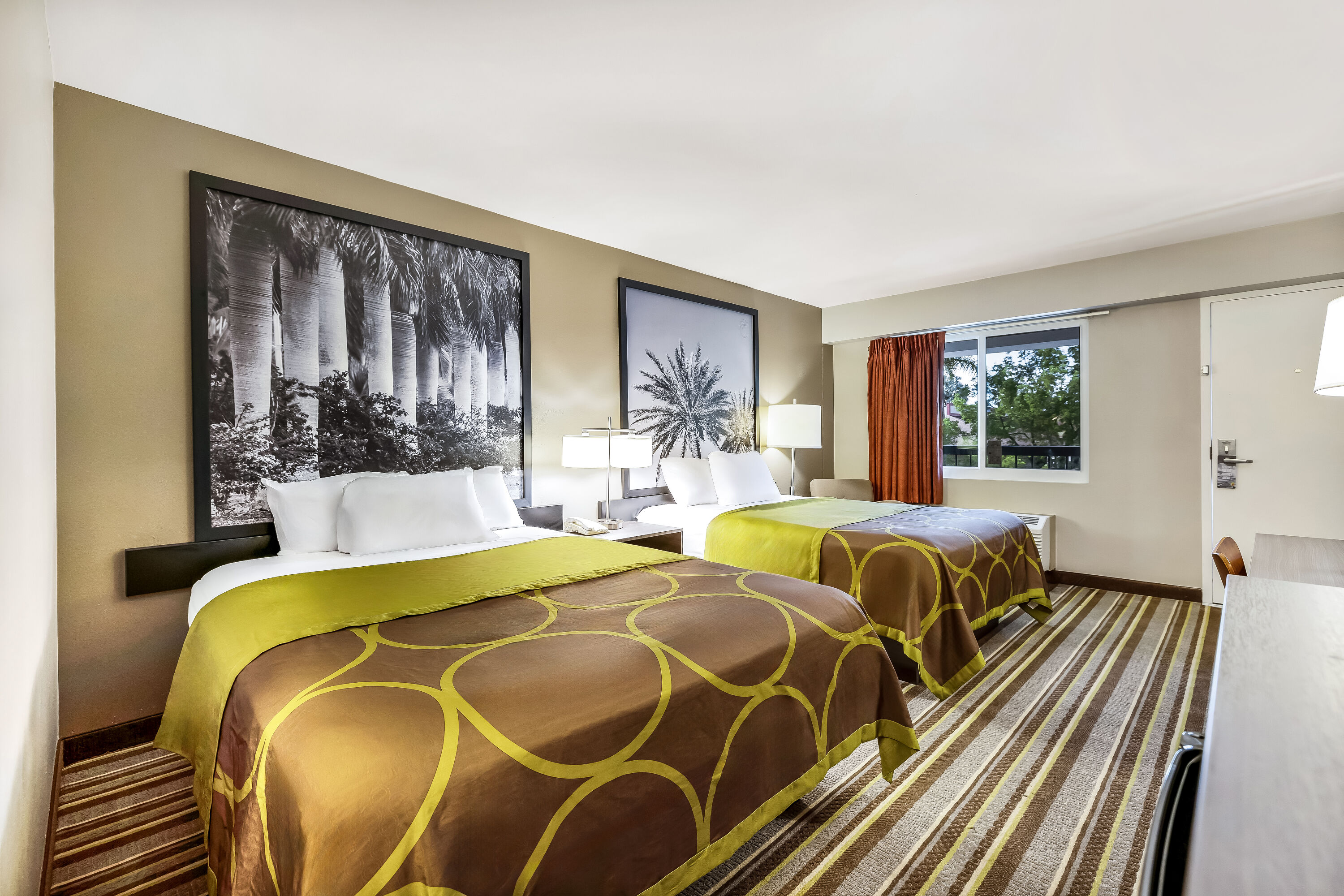Queen bed guest room at the Super 8 by Wyndham Riviera Beach West Palm Beach in Riviera Beach, Florida
