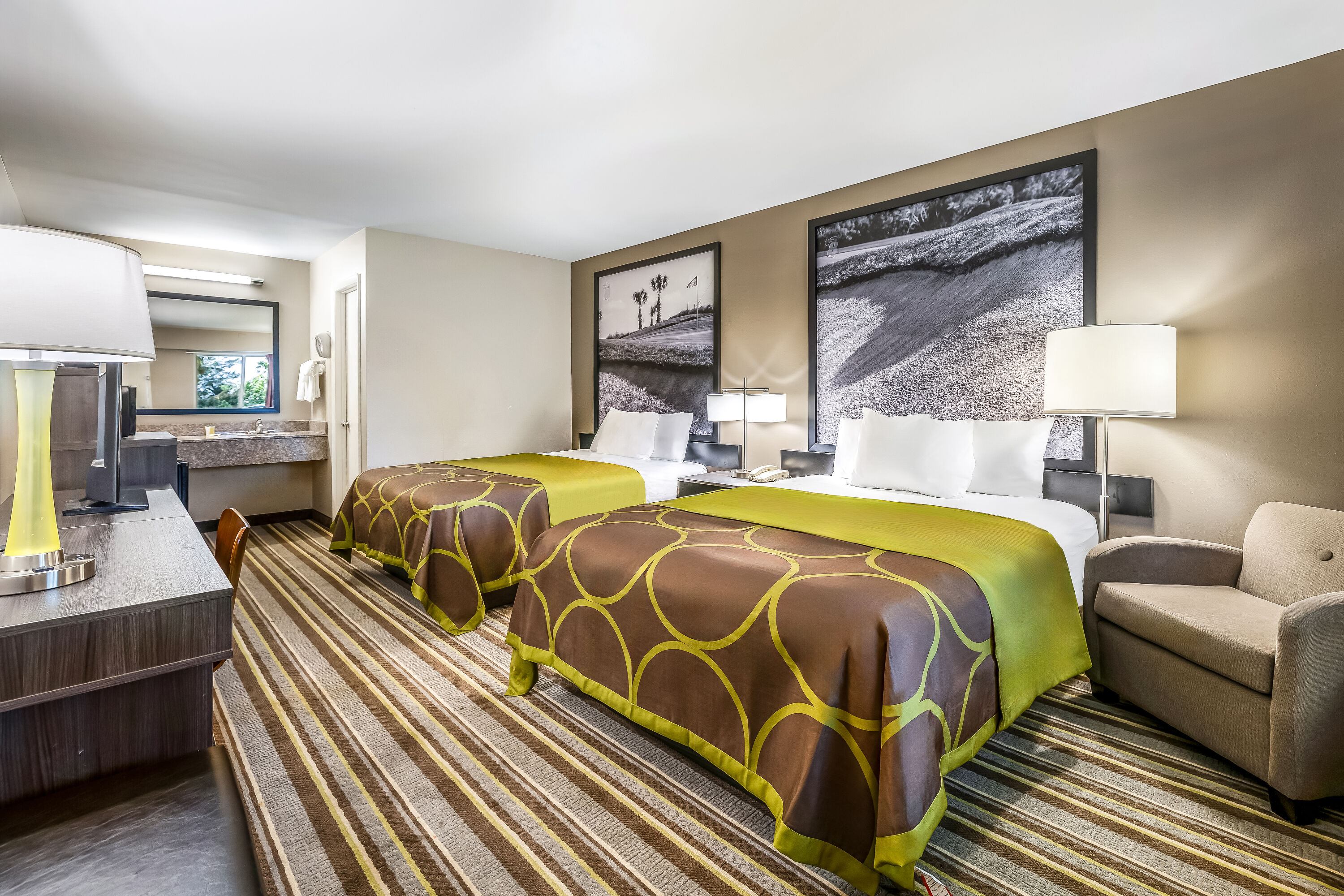 Queen bed guest room at the Super 8 by Wyndham Riviera Beach West Palm Beach in Riviera Beach, Florida