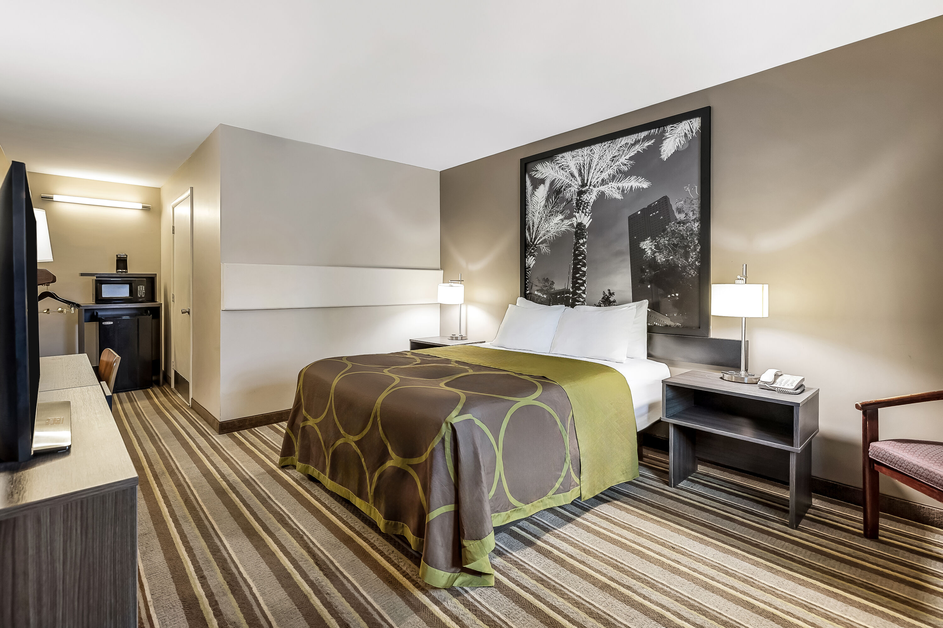 Queen bed guest room at the Super 8 by Wyndham Riviera Beach West Palm Beach in Riviera Beach, Florida