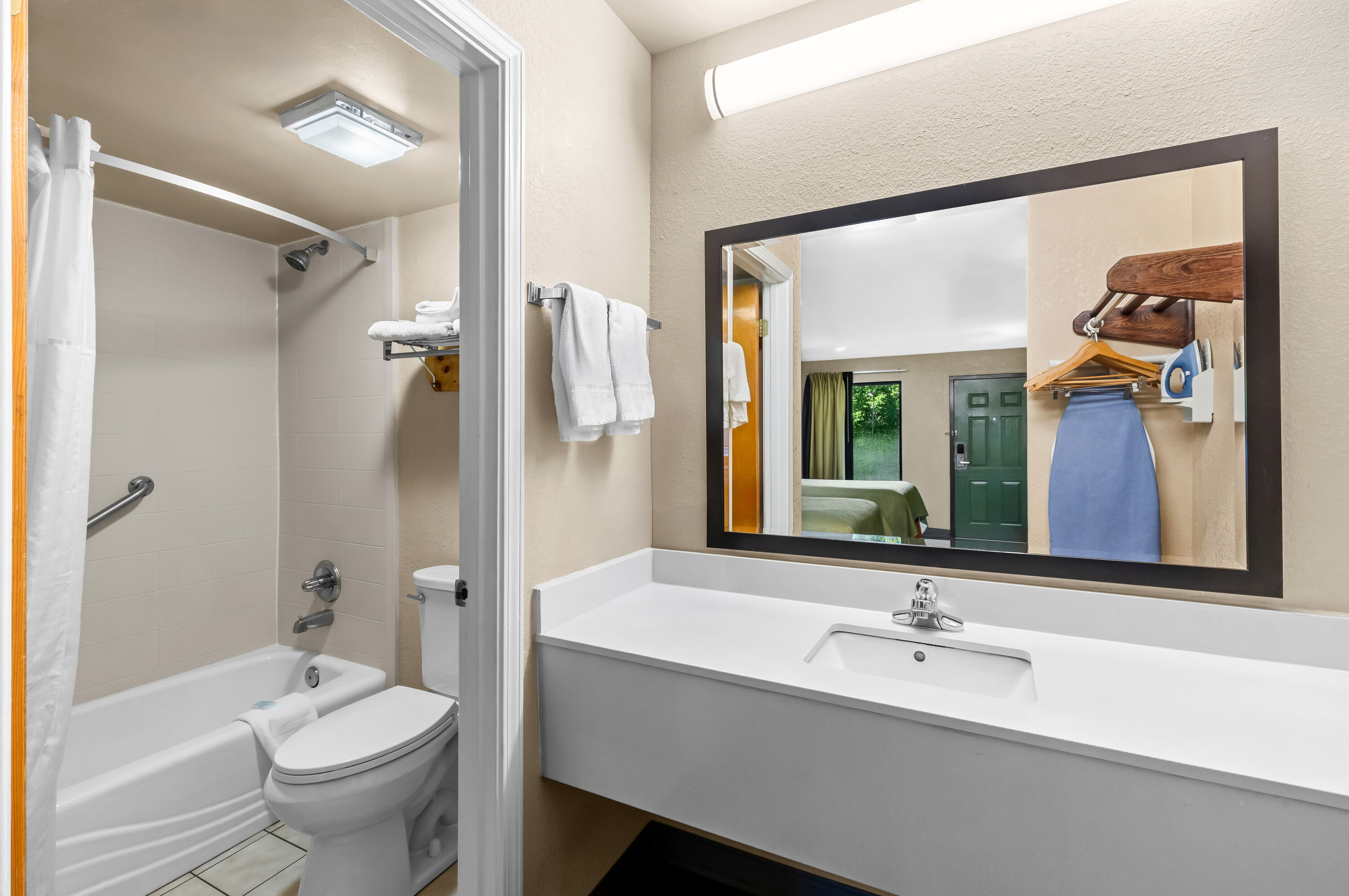Guest room bath at the Super 8 by Wyndham Acworth/Atlanta Area in Acworth, Georgia