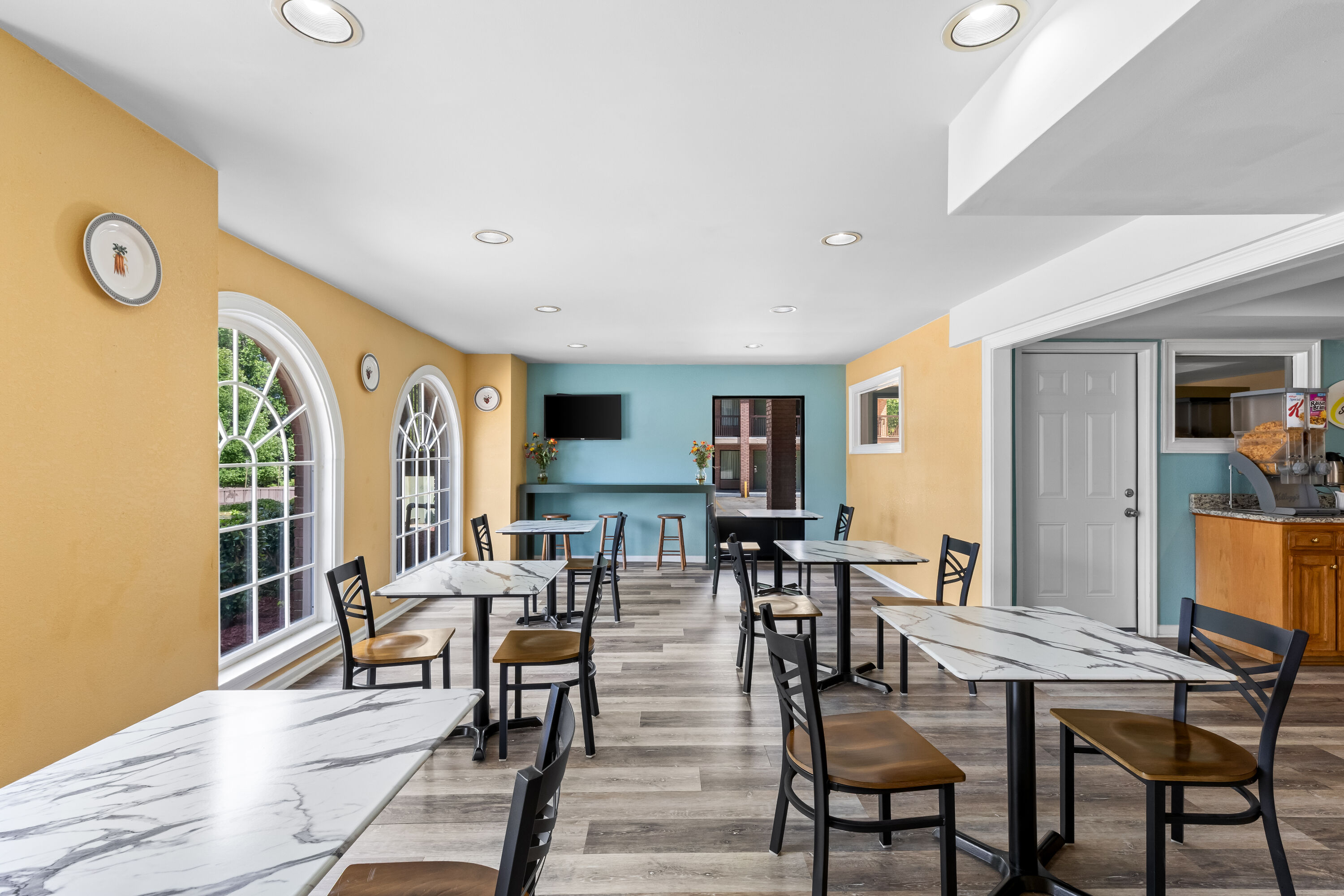 Super 8 by Wyndham Acworth/Atlanta Area restaurant breakfast area with seating in Acworth, Georgia