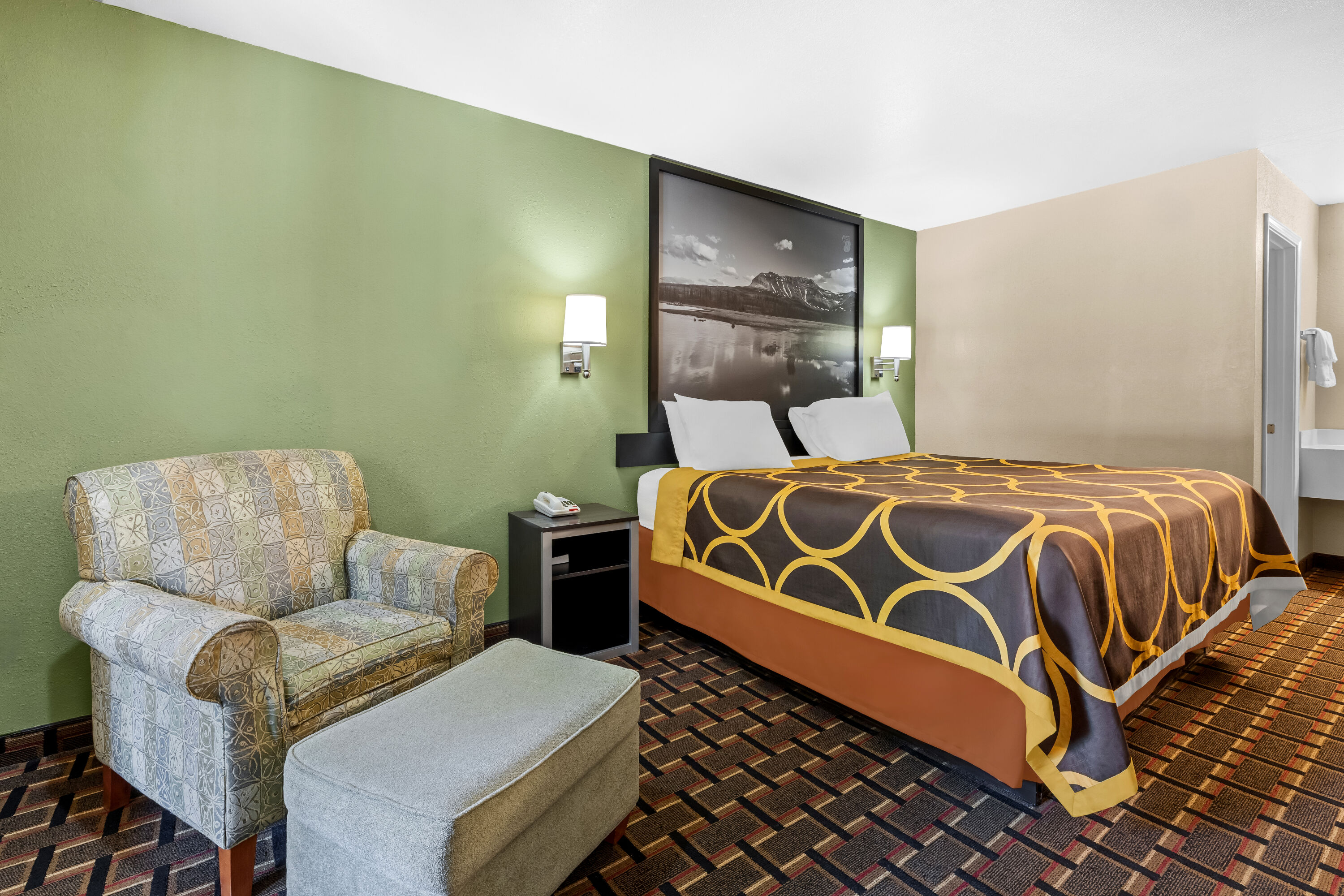 King bed guest room at the Super 8 by Wyndham Acworth/Atlanta Area in Acworth, Georgia