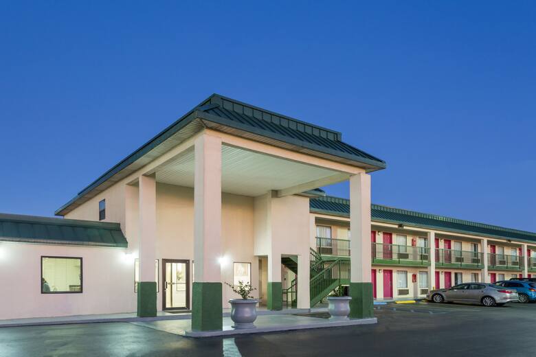 Exterior of Super 8 Ashburn hotel in Ashburn, Georgia