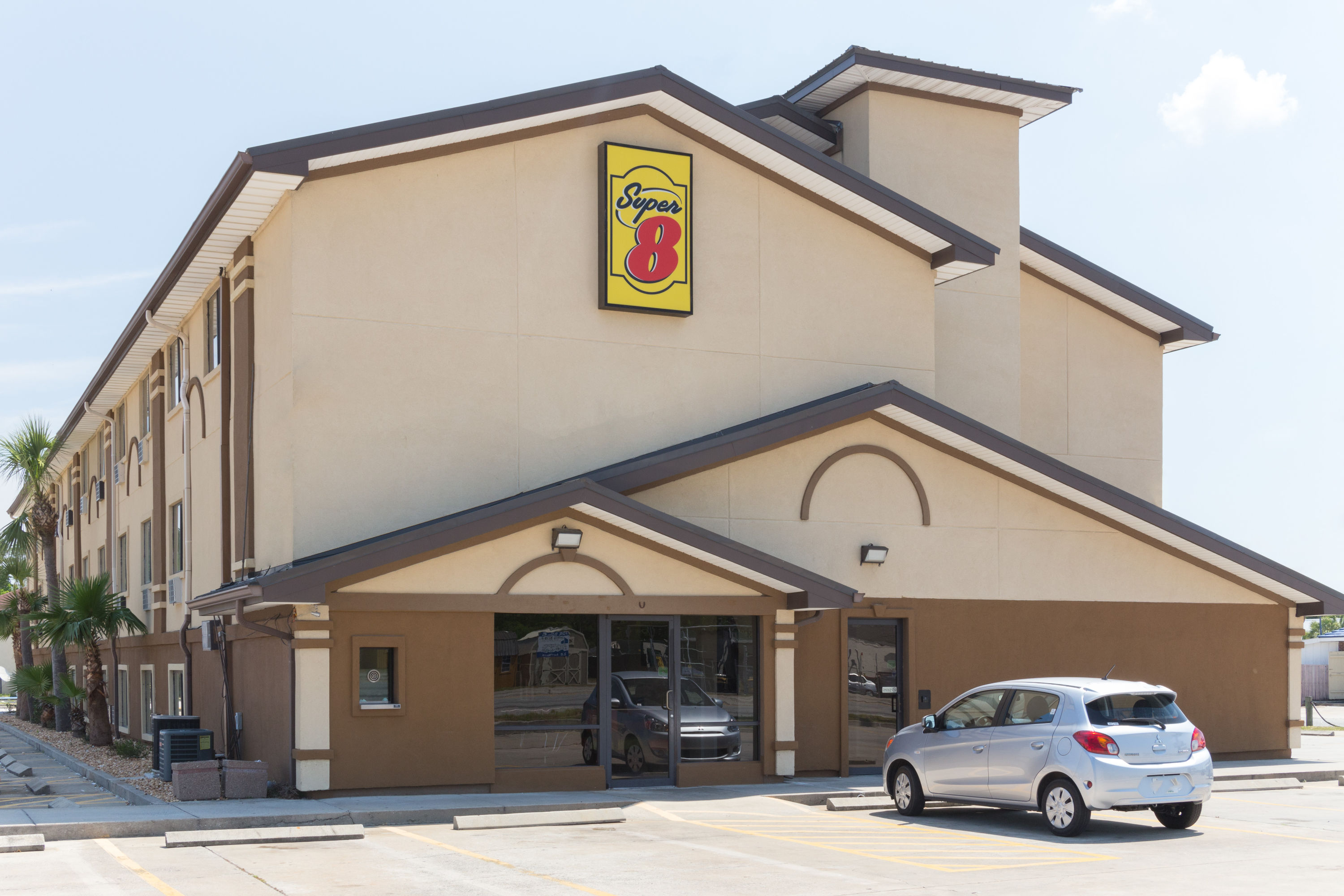 Exterior Day Image of Super 8 by Wyndham Brunswick/St Simons Island Area hotel in Brunswick, Georgia