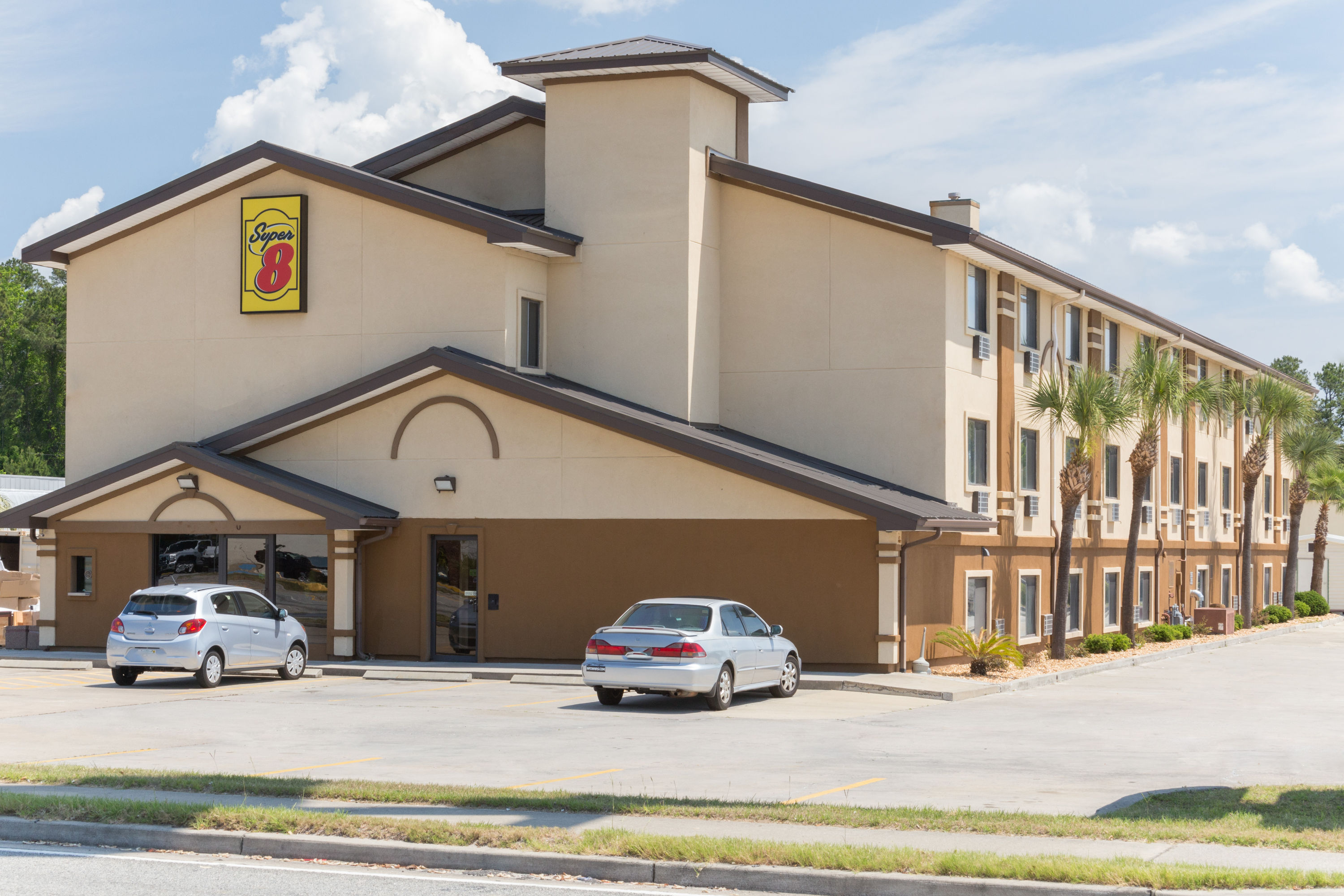 Exterior Day Image of Super 8 by Wyndham Brunswick/St Simons Island Area hotel in Brunswick, Georgia
