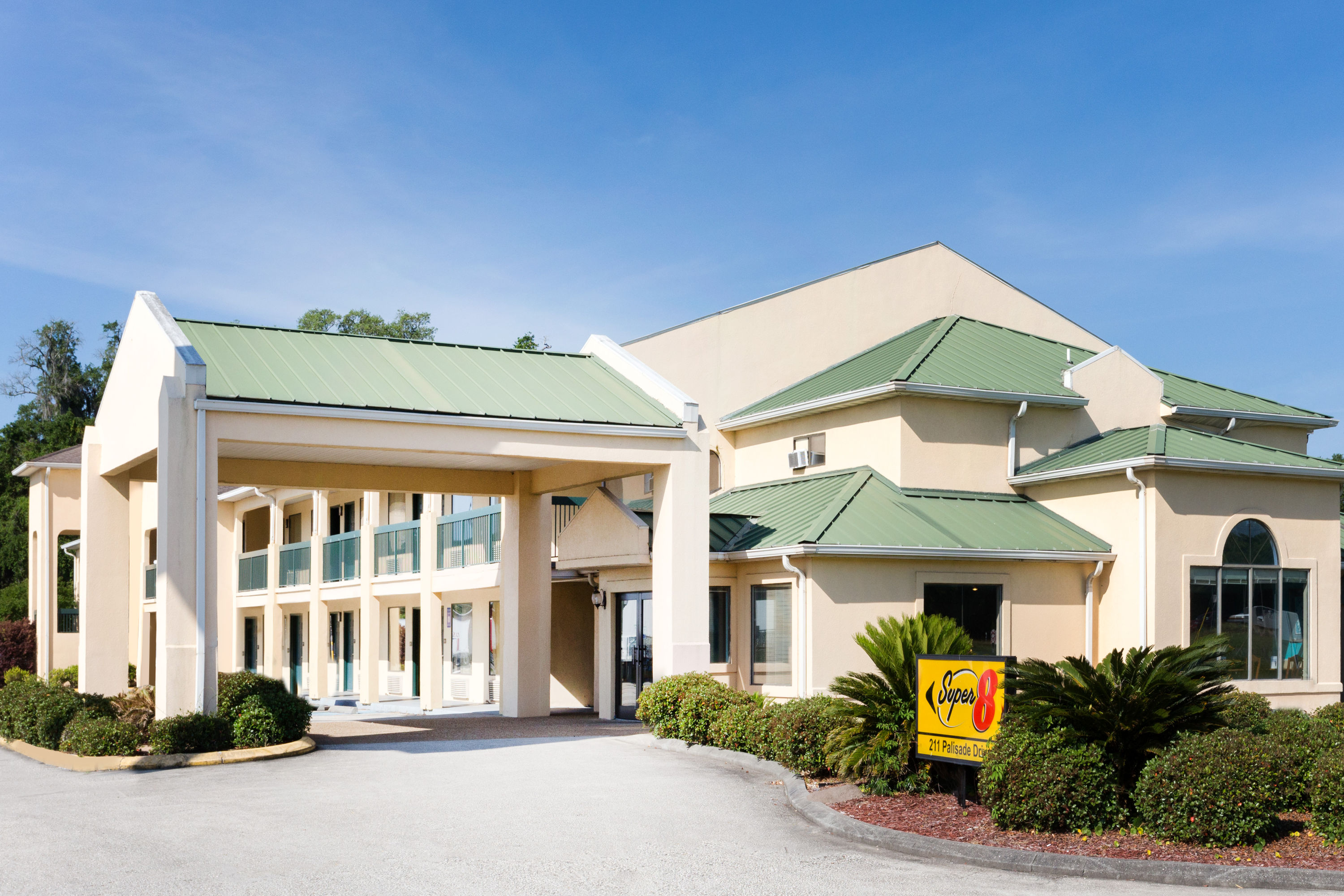 Back Exterior Image of Super 8 by Wyndham Brunswick South/I-95 hotel in Brunswick, Georgia