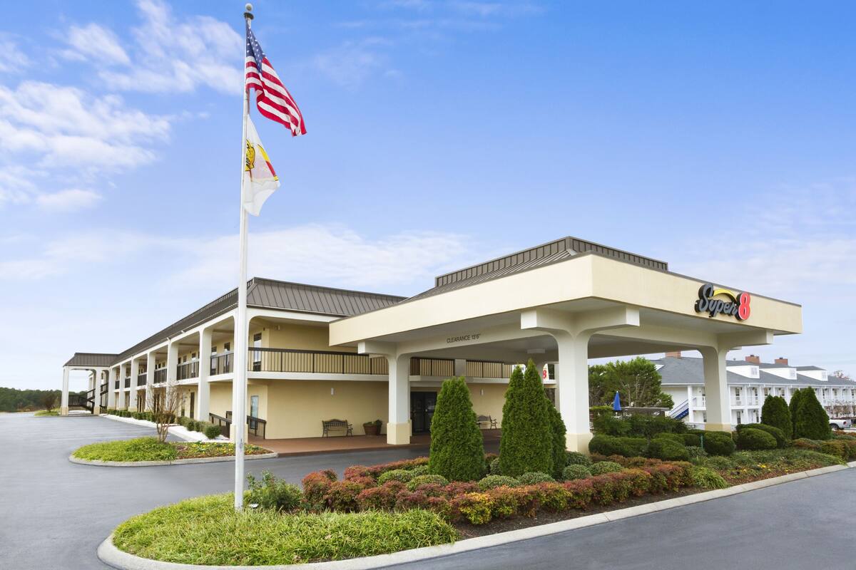 Super 8 By Wyndham Calhoun Hotels Ga 30701 Exterior Of Super 8 By Wyndham Calhoun Hotel In Georgia