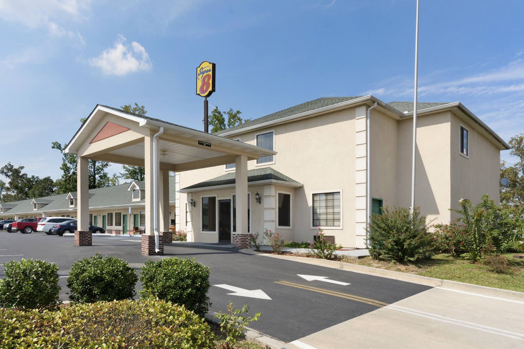 Exterior of Super 8 Chatsworth/Dalton hotel in Chatsworth, Georgia Exterior of Super 8 Chatsworth/Dalton hotel in Chatsworth, Georgia