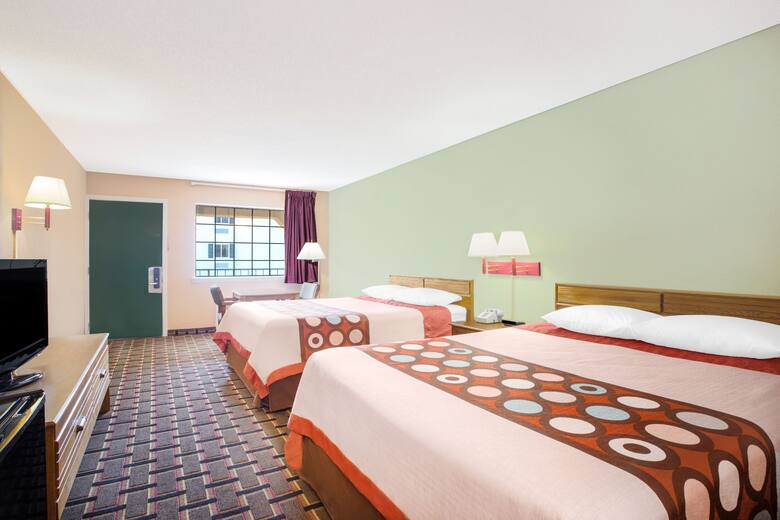 Guest room at the Super 8 Darien in Darien, Georgia