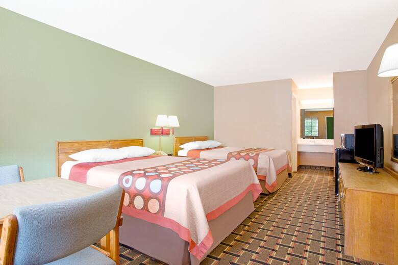 Guest room at the Super 8 Darien in Darien, Georgia