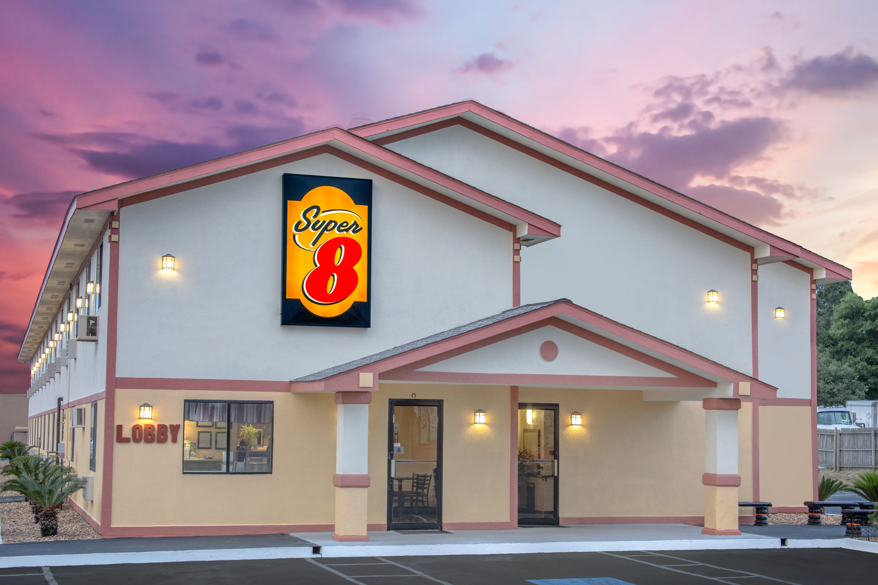 Exterior Dusk Image of Super 8 by Wyndham Douglas hotel in Douglas, Georgia
