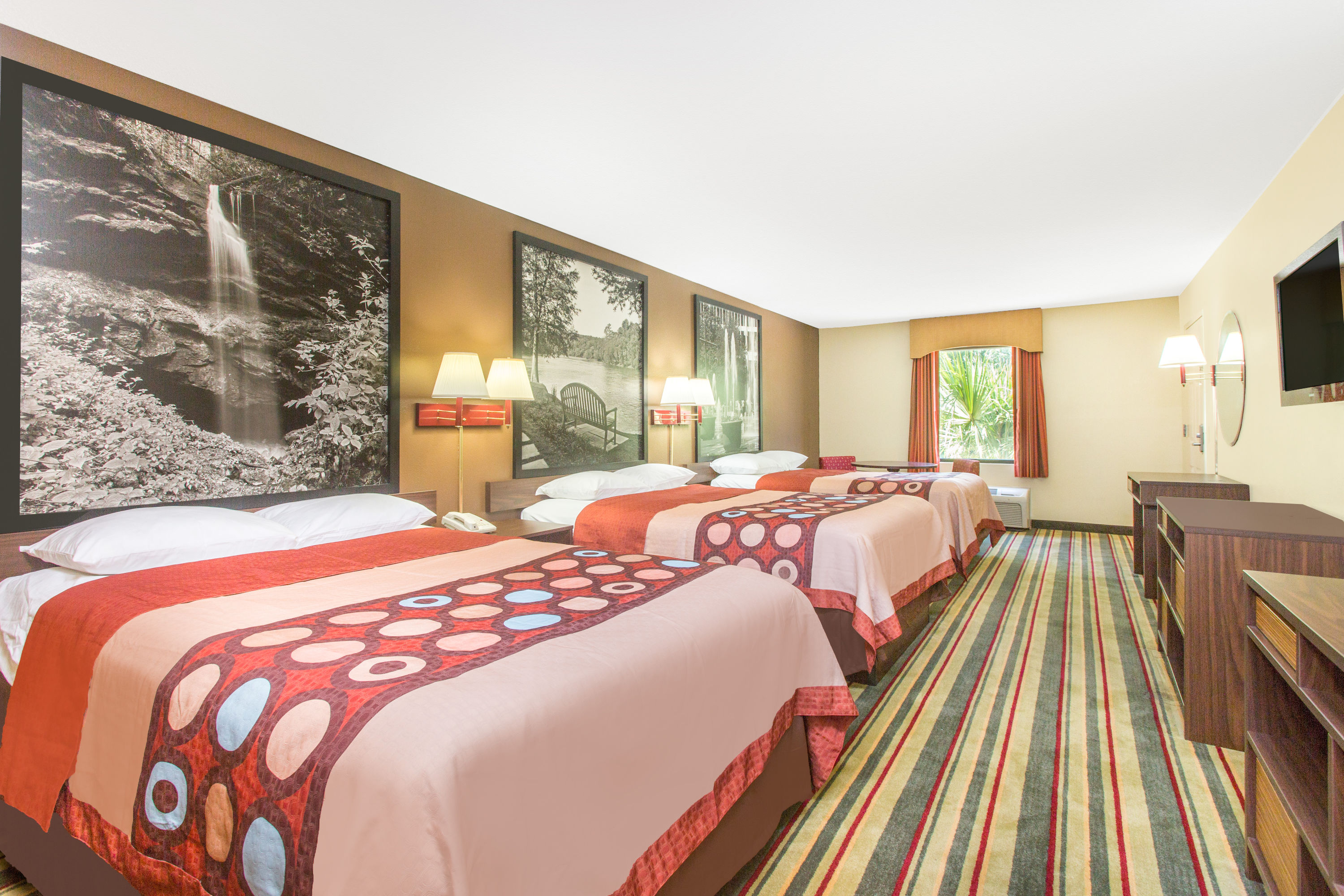 Super 8 by Wyndham Dublin suite in Dublin, Georgia