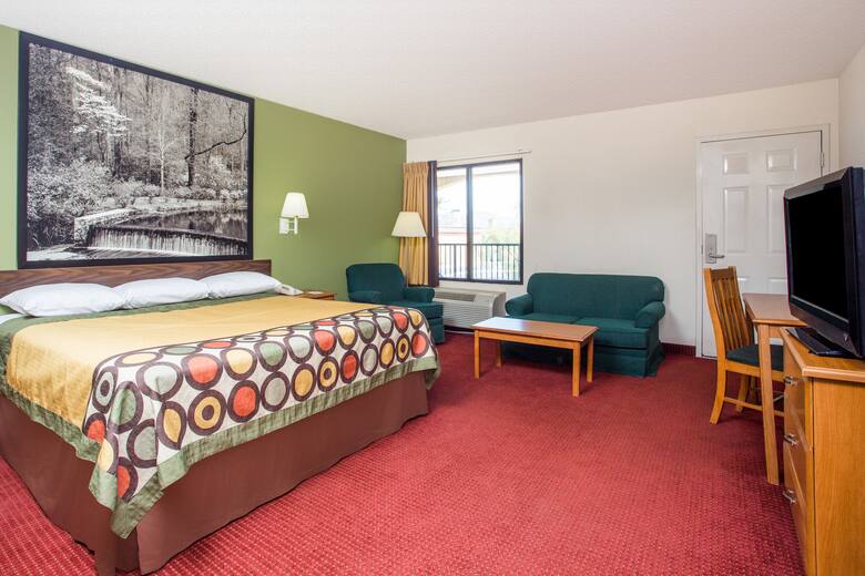 Guest room at the Super 8 Lavonia in Lavonia, Georgia
