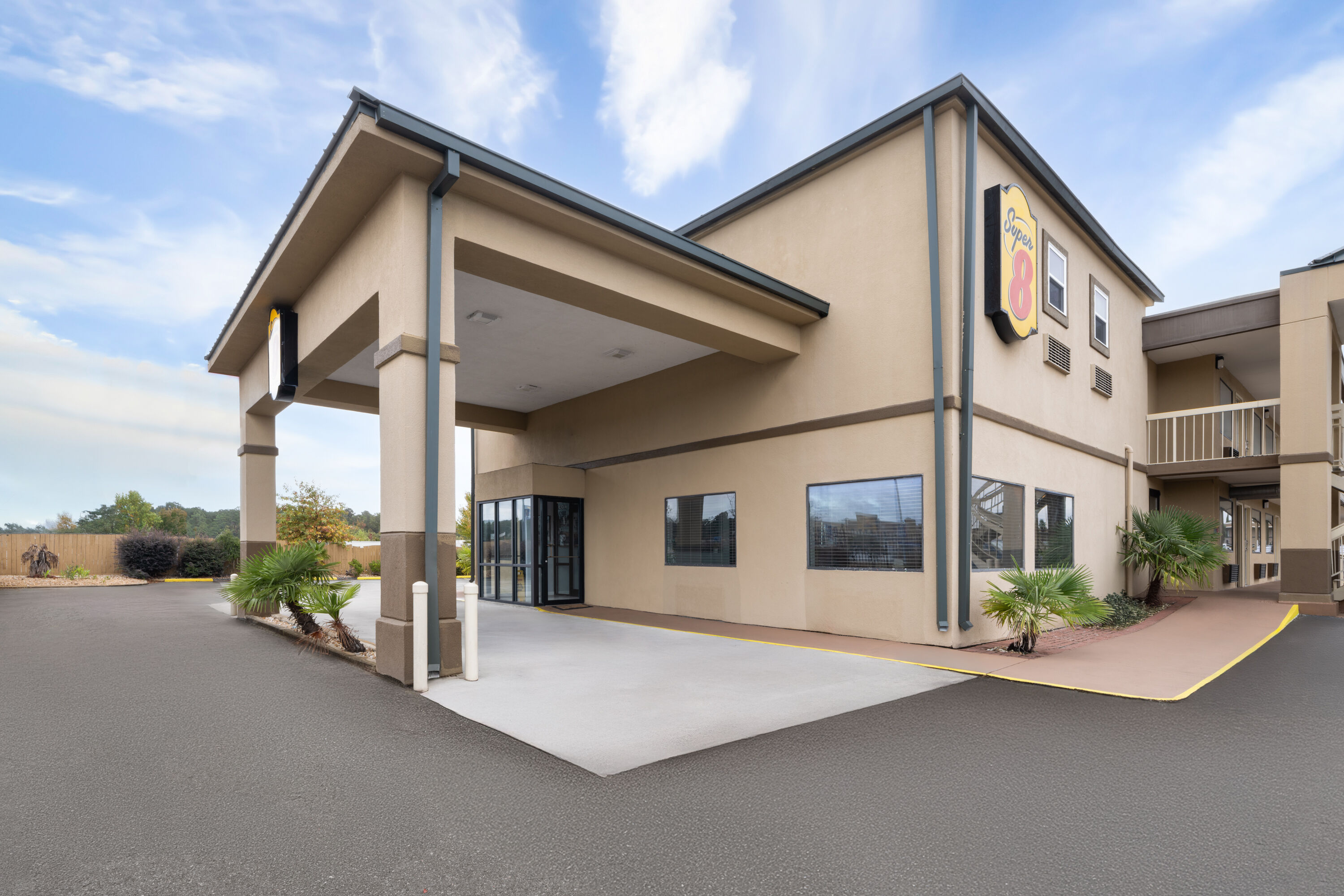 Exterior Day Image of Super 8 by Wyndham Macon West hotel in Macon, Georgia