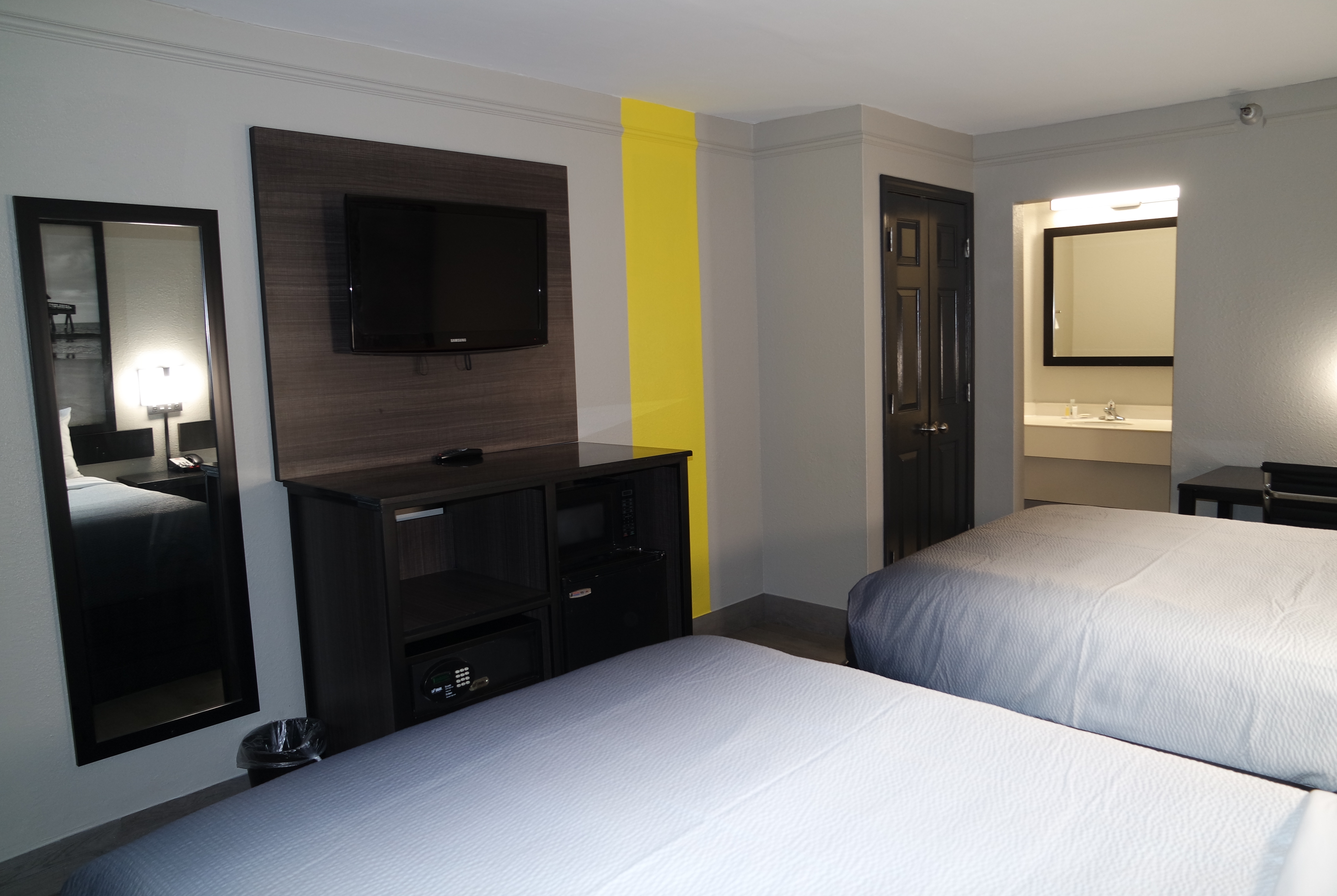 Queen bed guest room at the Super 8 by Wyndham Savannah in Savannah, Georgia