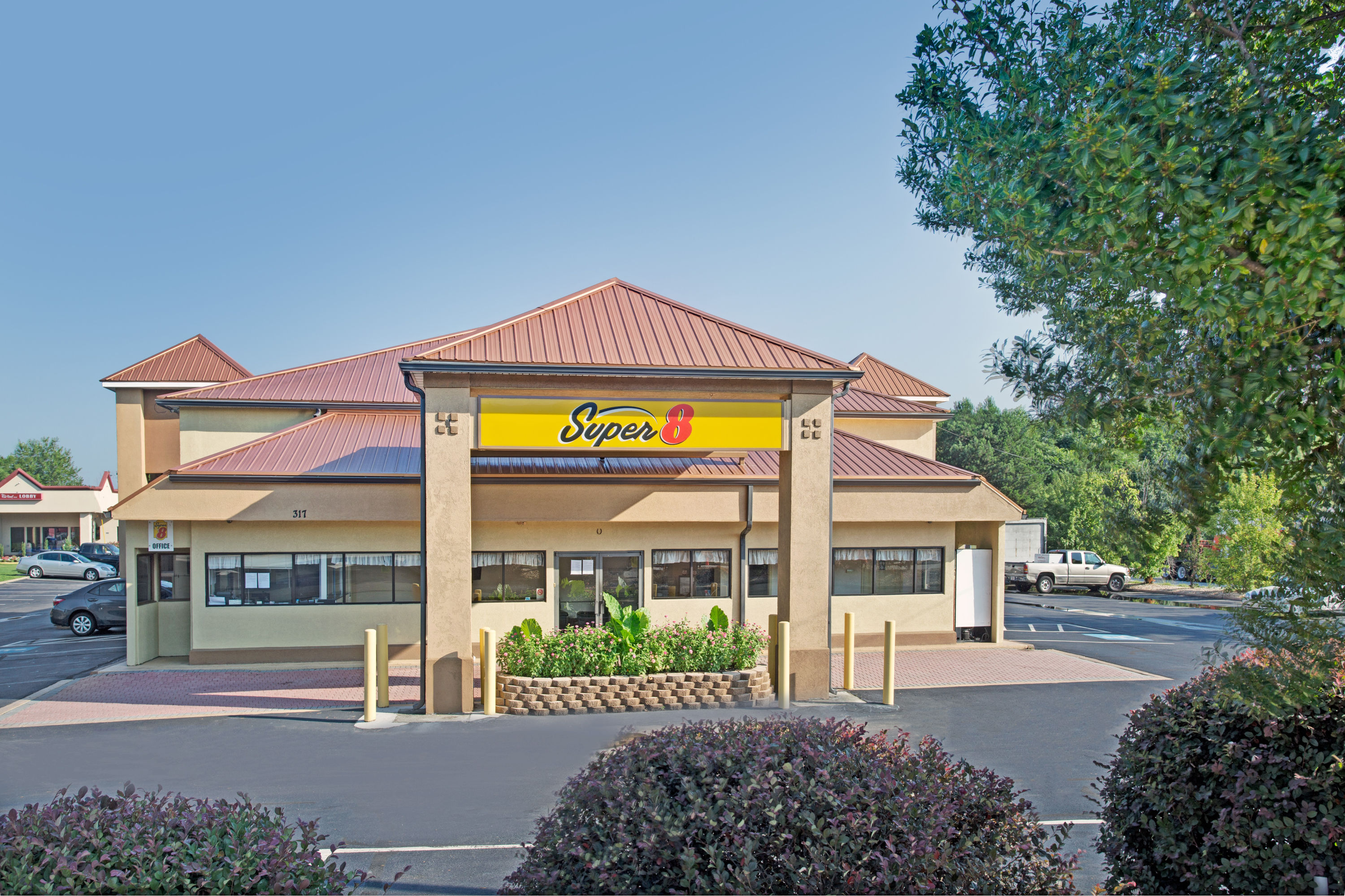 Exterior of Super 8 by Wyndham Suwanee hotel in Suwanee, Georgia