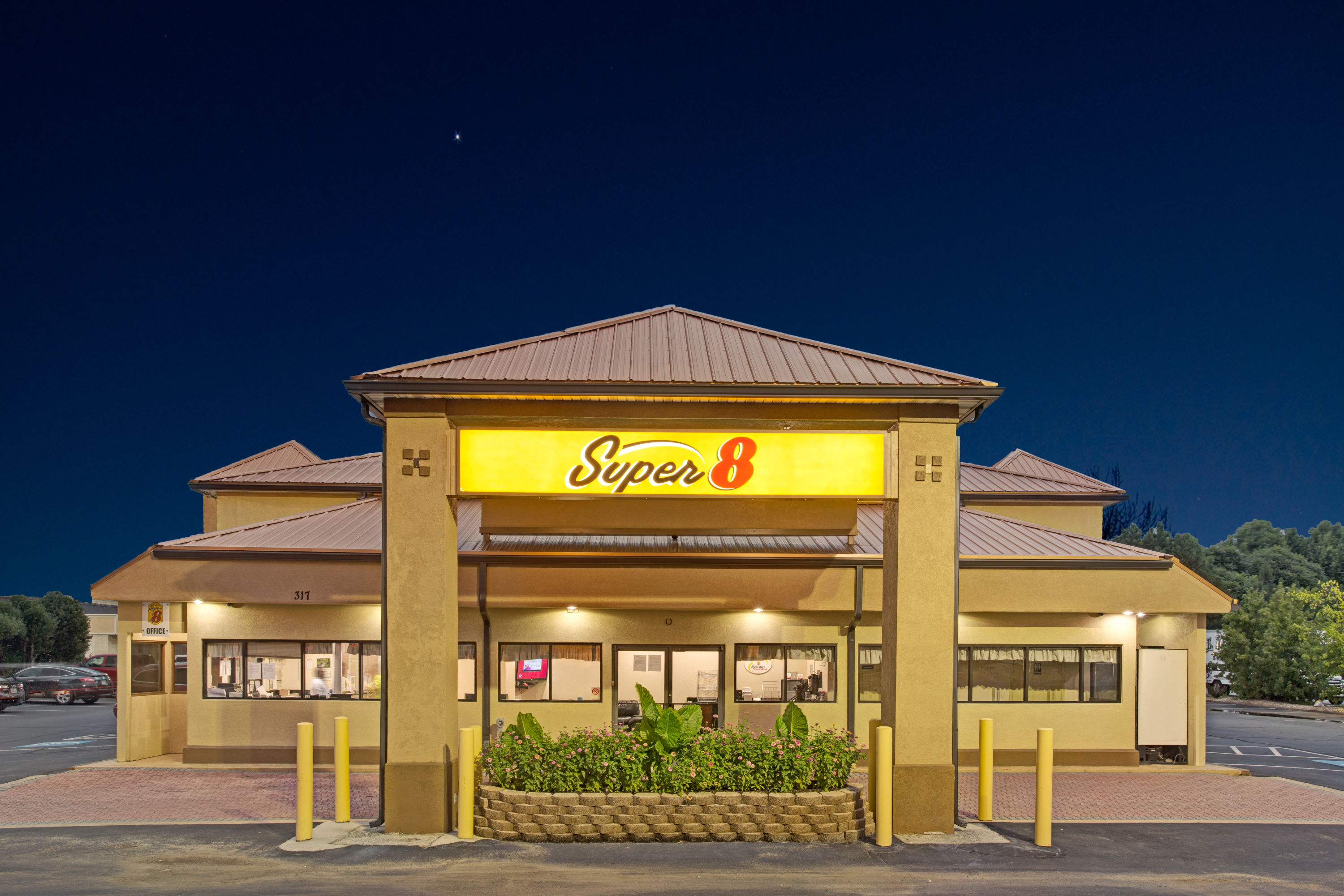 Exterior of Super 8 by Wyndham Suwanee hotel in Suwanee, Georgia