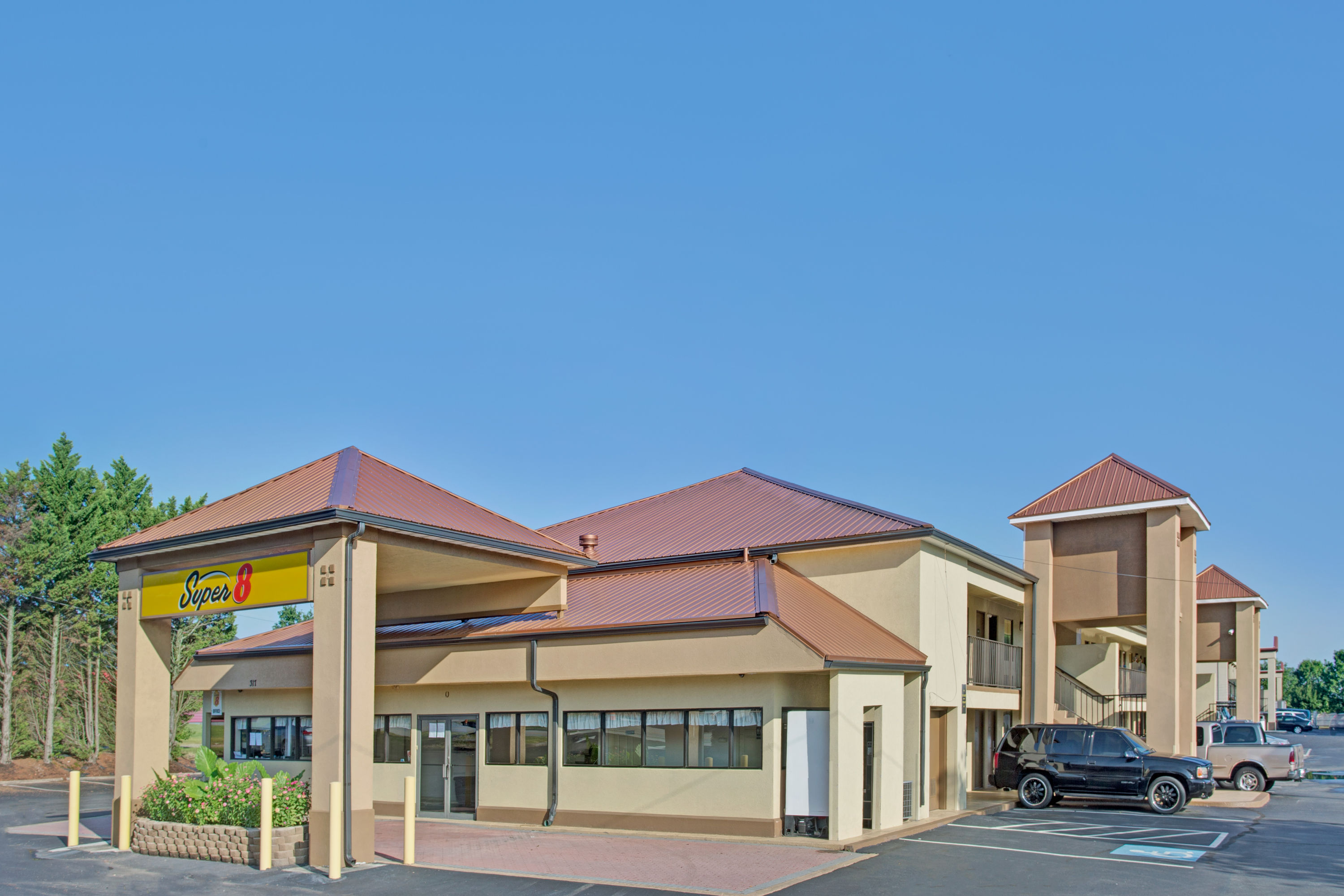 Exterior of Super 8 by Wyndham Suwanee hotel in Suwanee, Georgia