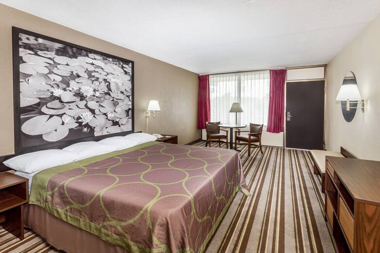 Guest room at the Super 8 Valdosta Mall in Valdosta, Georgia