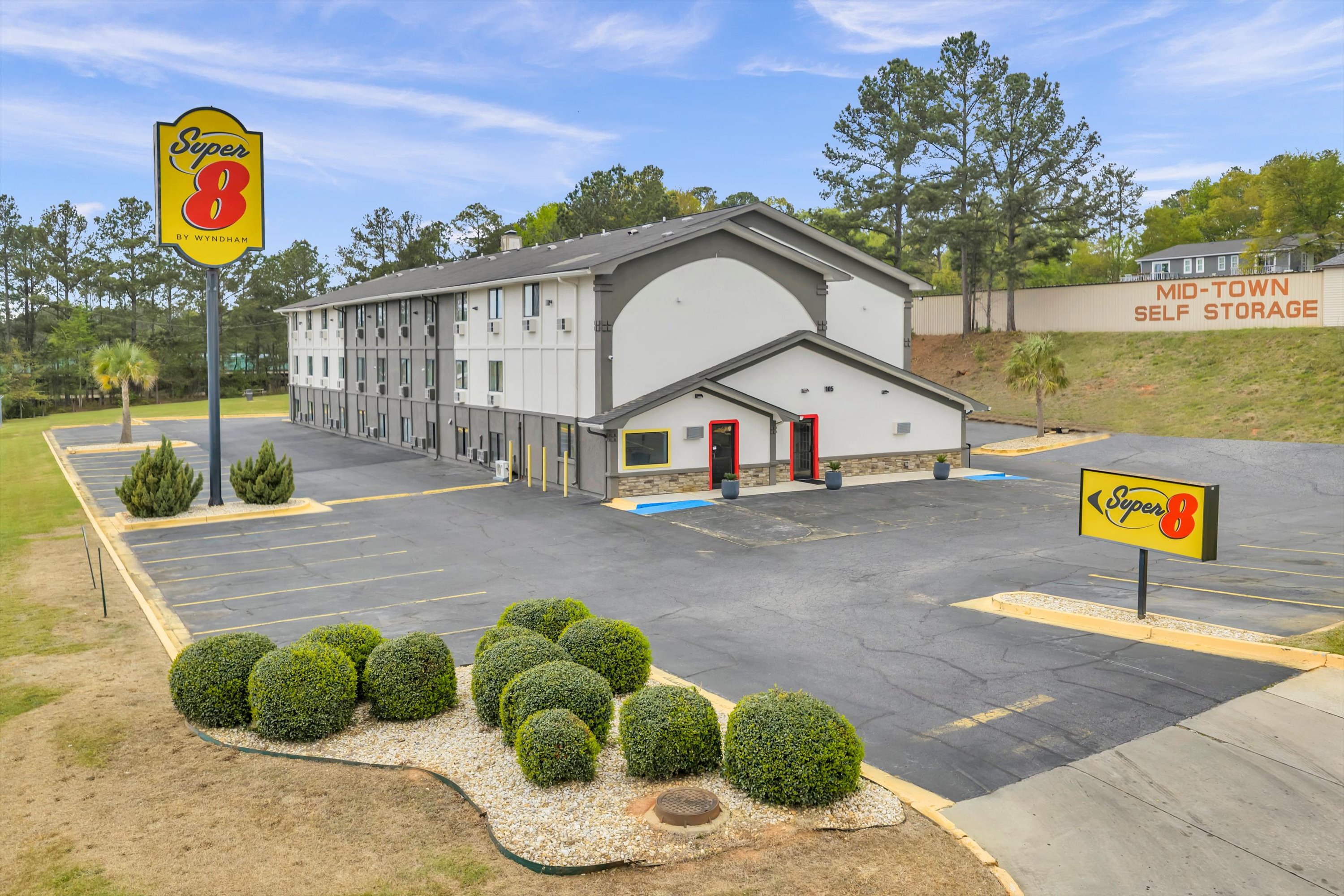 Side Exterior Image of Super 8 by Wyndham Warner Robins hotel in Warner Robins, Georgia