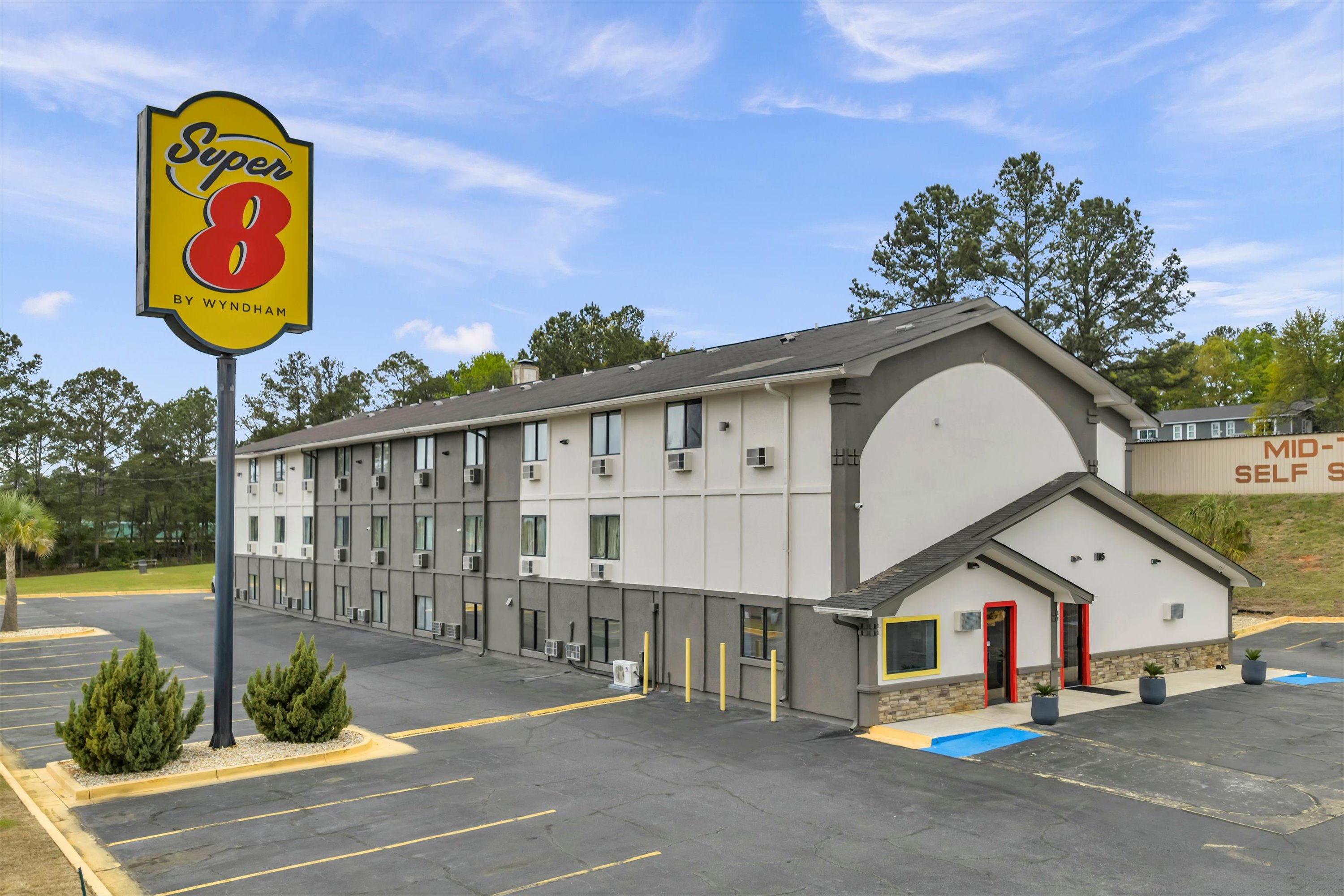Front Exterior Image of Super 8 by Wyndham Warner Robins hotel in Warner Robins, Georgia