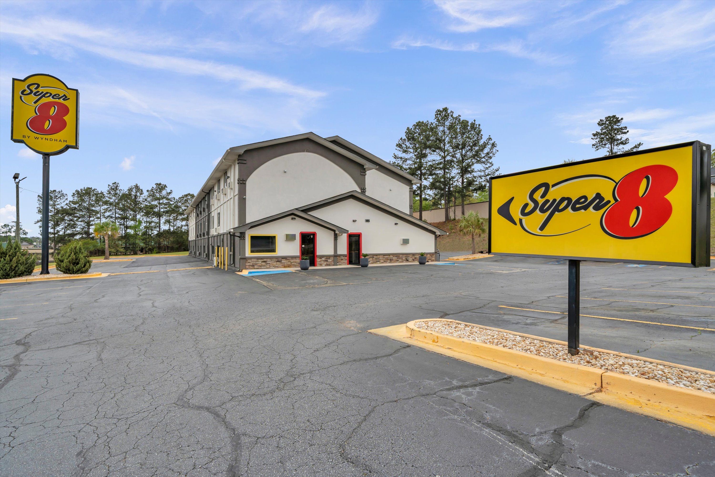 Side Exterior Image of Super 8 by Wyndham Warner Robins hotel in Warner Robins, Georgia