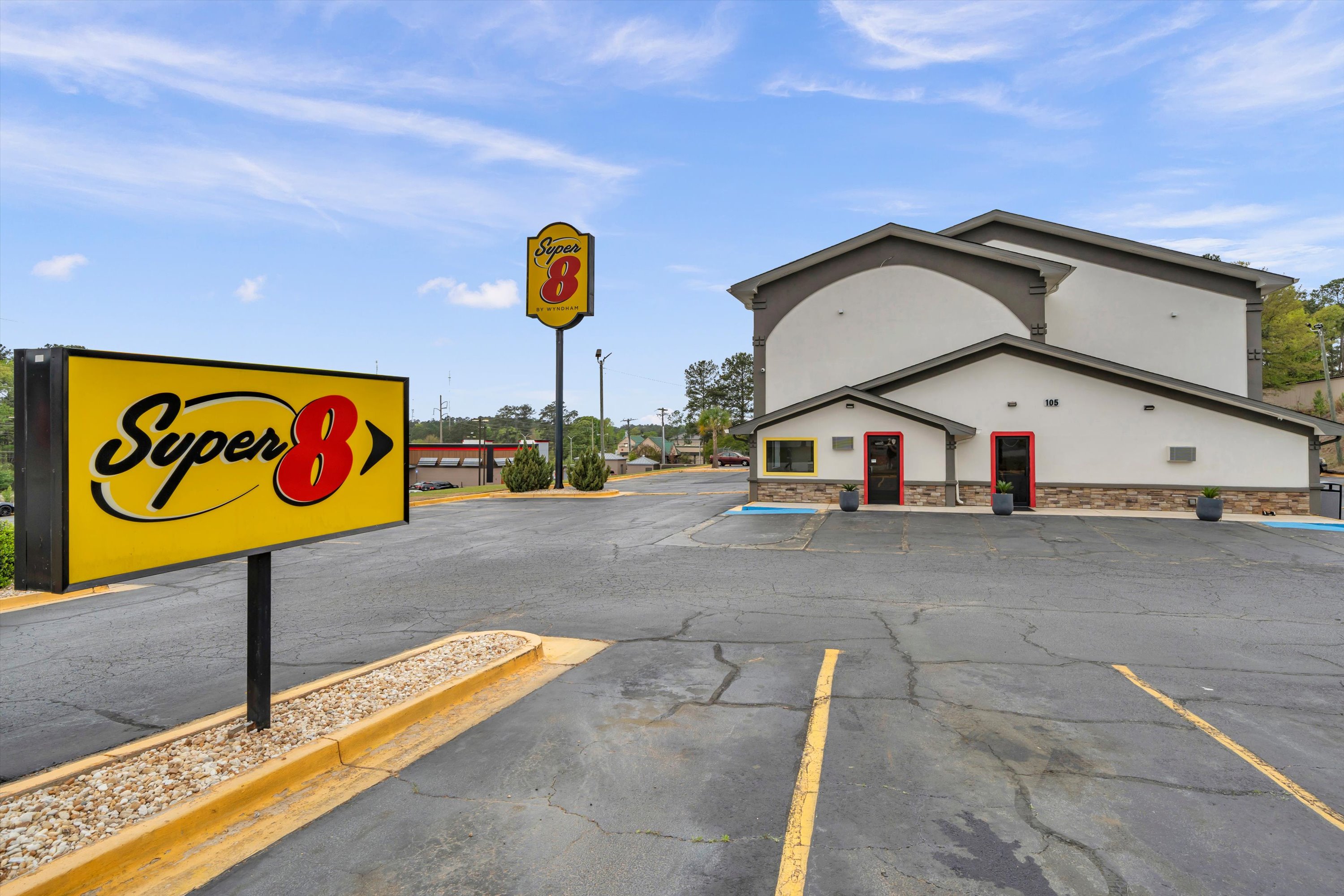Side Exterior Image of Super 8 by Wyndham Warner Robins hotel in Warner Robins, Georgia