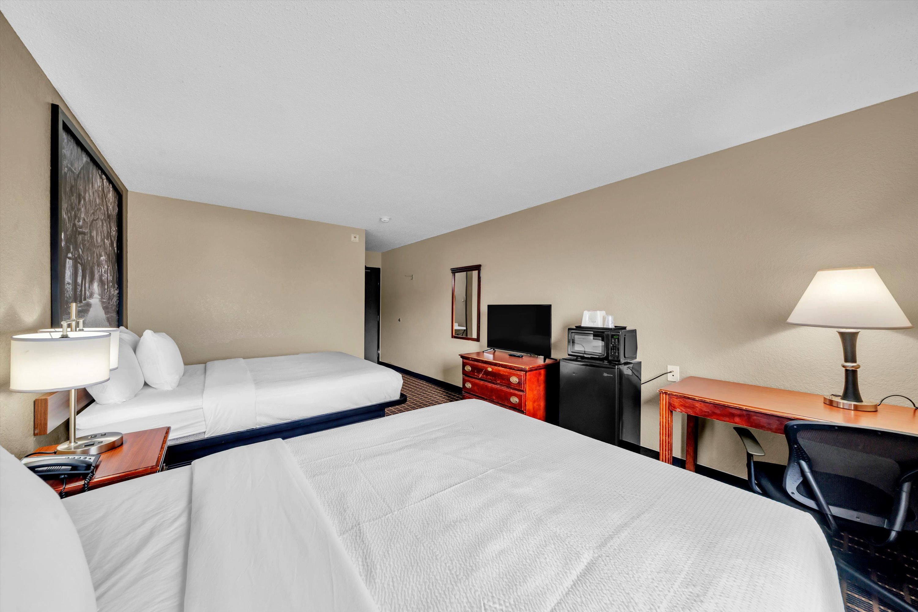 Queen bed guest room at the Super 8 by Wyndham Warner Robins in Warner Robins, Georgia