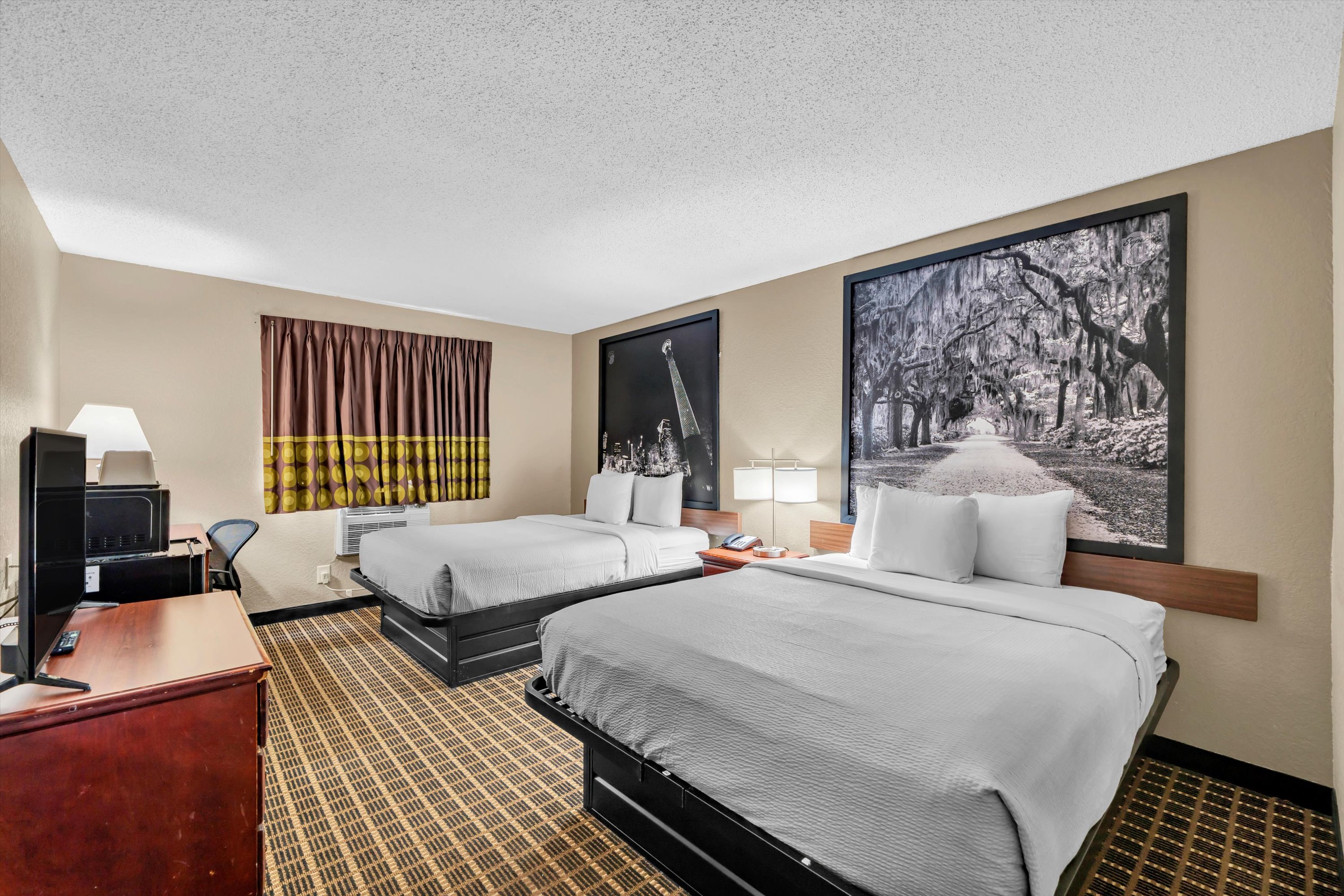 Queen bed guest room at the Super 8 by Wyndham Warner Robins in Warner Robins, Georgia