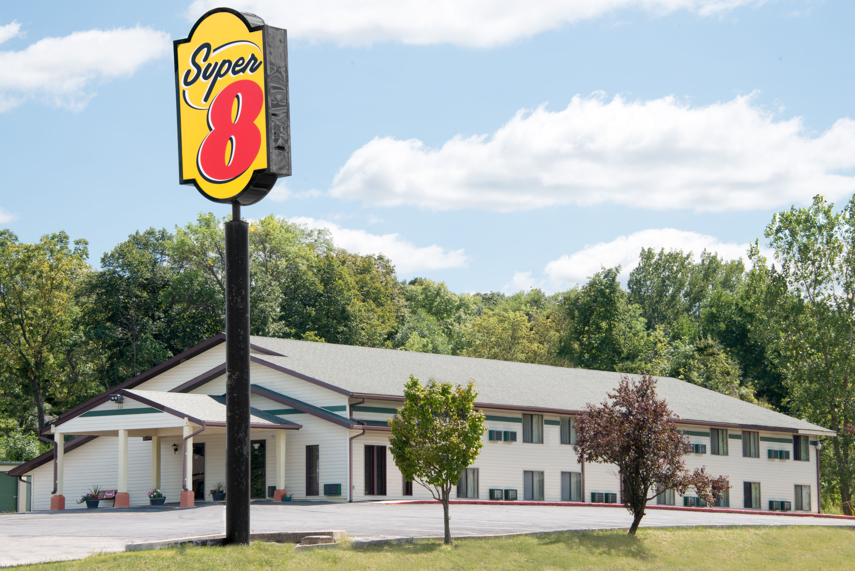 Super 8 by Wyndham Algona Algona, IA Hotels