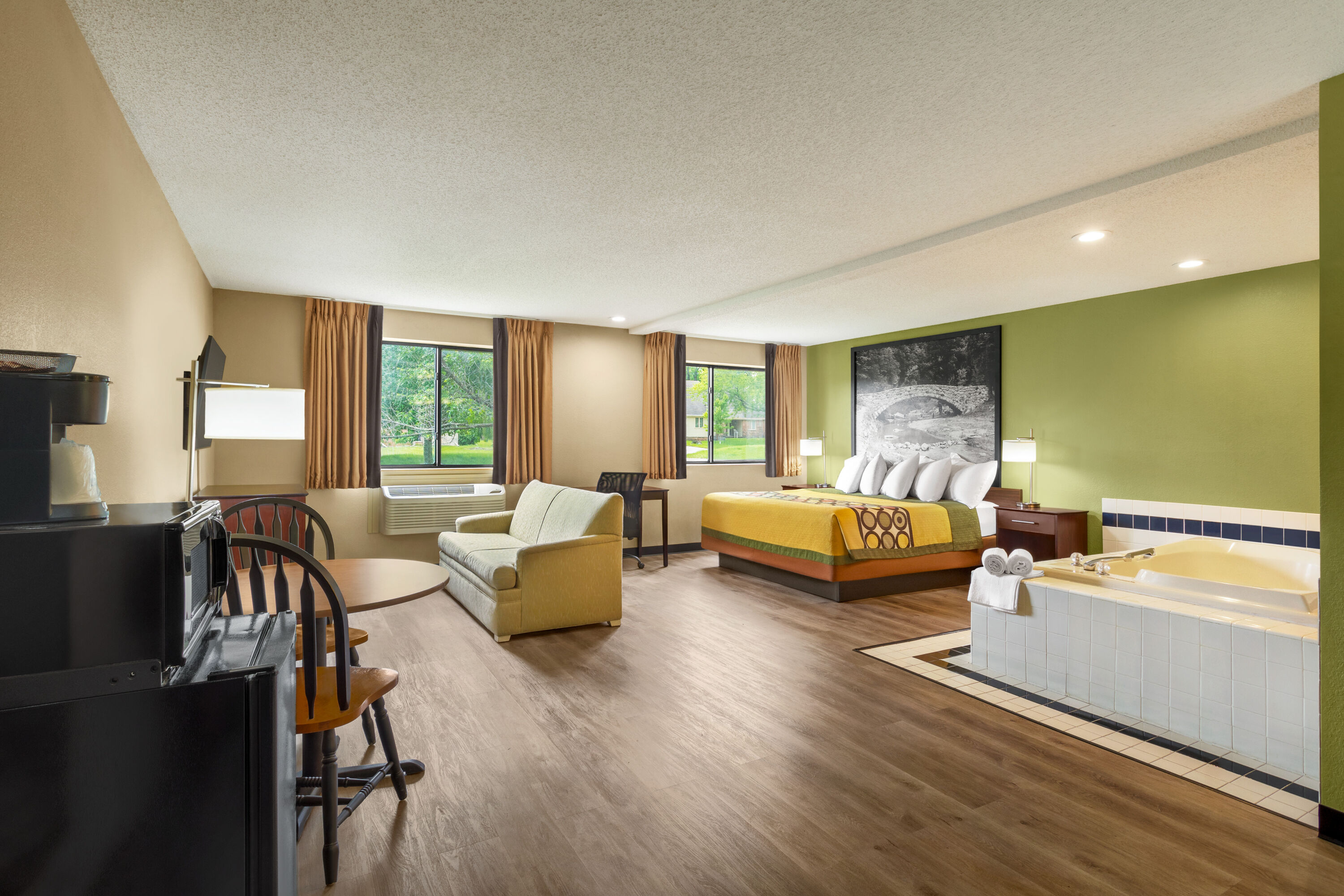 Super 8 by Wyndham Ankeny/Des Moines Area suite in Ankeny, Iowa