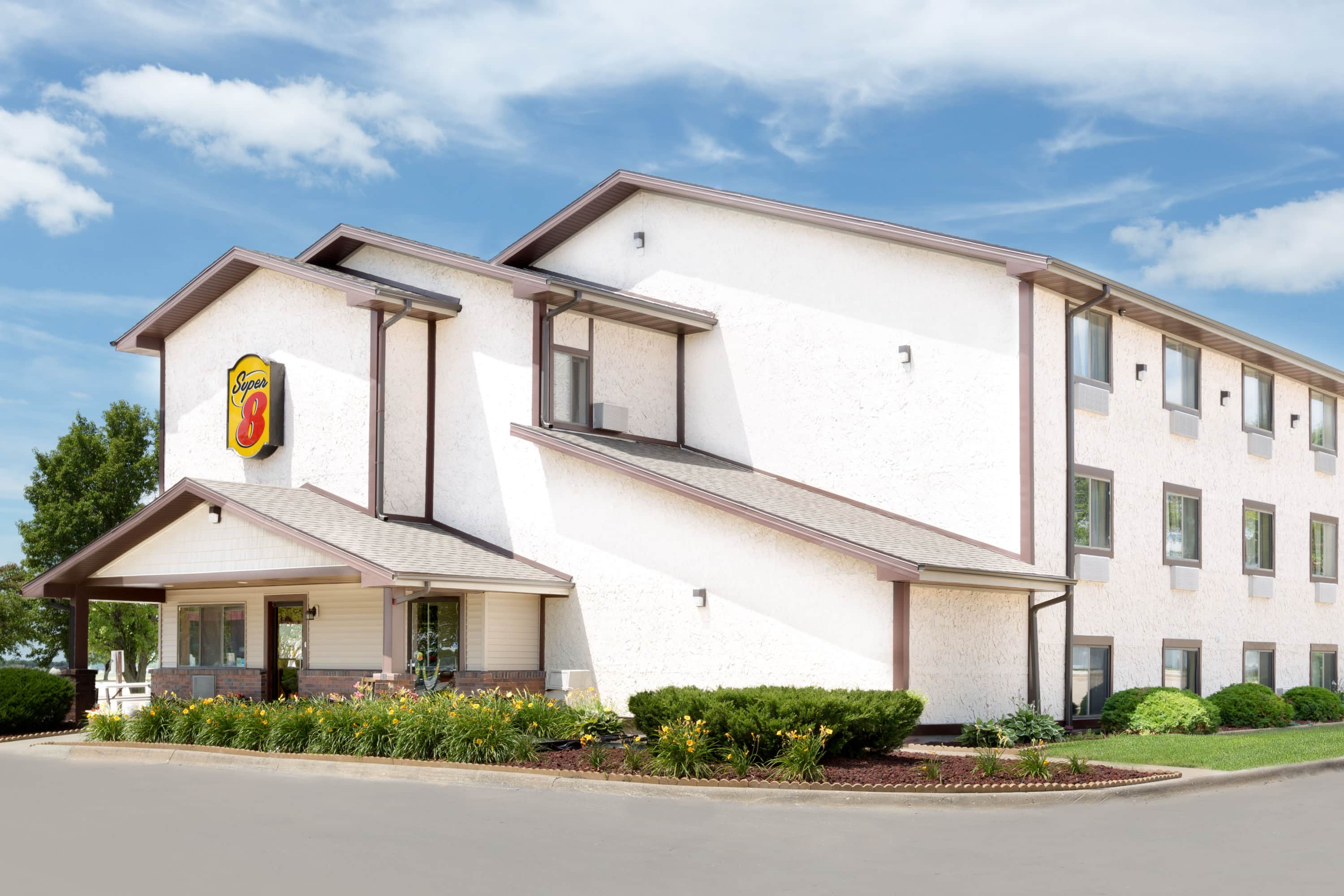 Super 8 By Wyndham Boone Ia Hotels