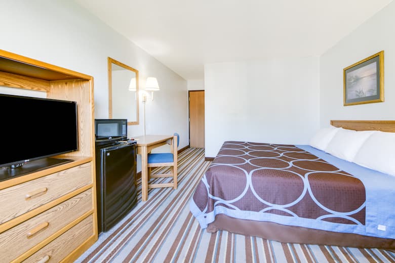 Guest room at the Super 8 Burlington in Burlington, Iowa