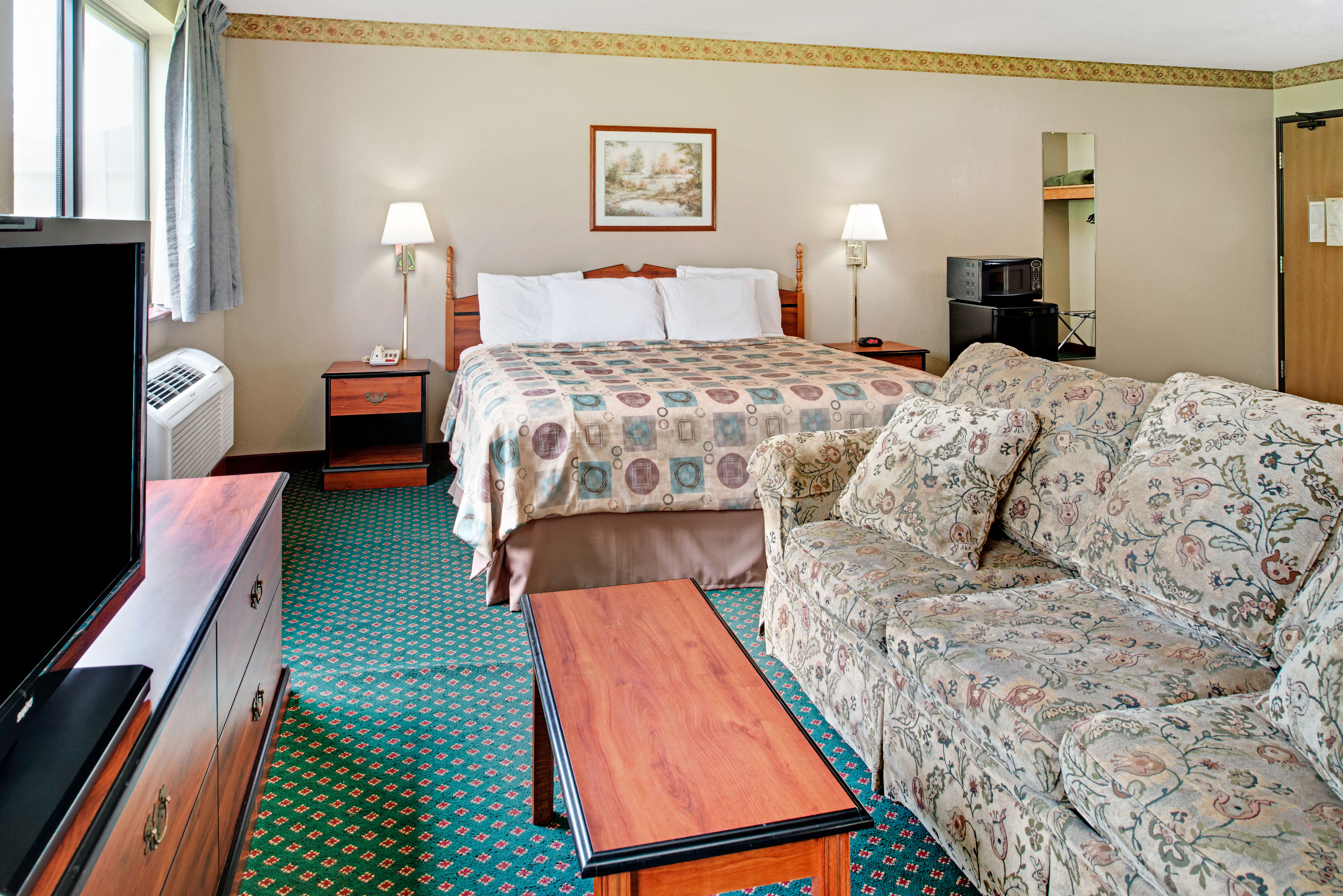 Super 8 by Wyndham Omaha Eppley Airport/Carter Lake suite in Carter Lake, Iowa
