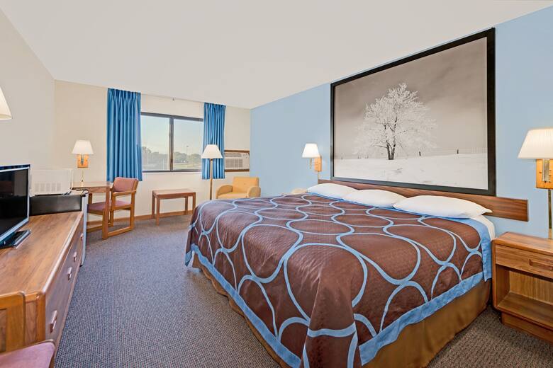 Guest room at the Super 8 Centerville in Centerville, Iowa